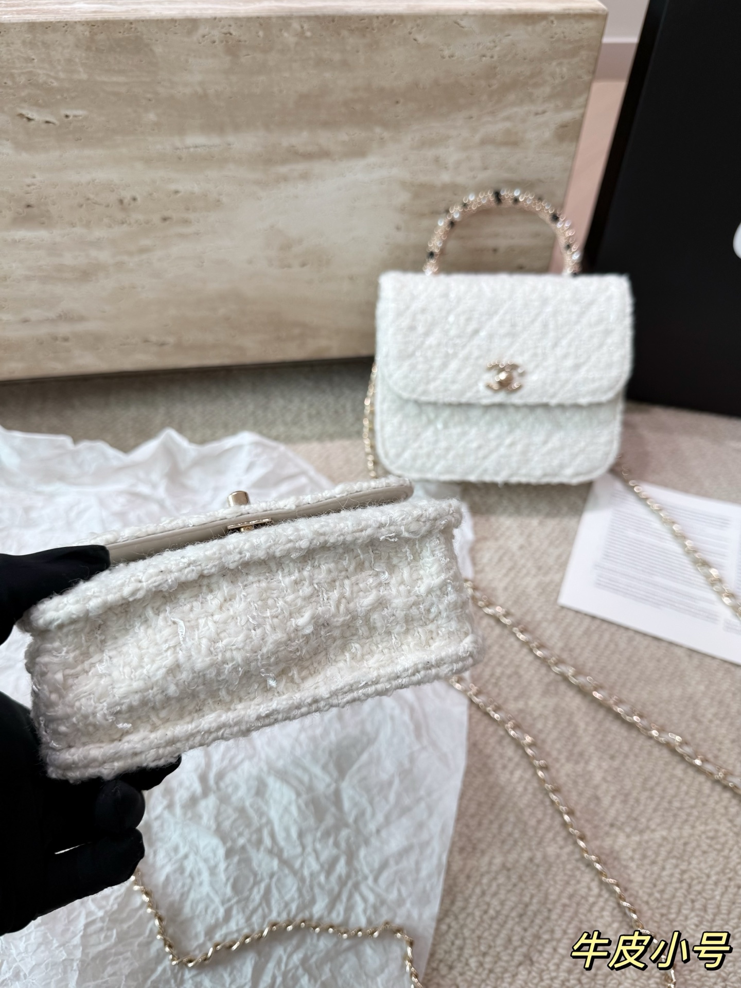 复刻版 P210 P200 chanel 香奈儿26C珍珠手柄手袋 香奈儿26C早春度假系列珍珠手柄手袋,白色粗花呢+经典菱格纹,金色双C标志超有辨识度艹。手柄点缀珍珠和黑色元素,精致又优雅,手提or晚宴包都很出彩!尺寸小巧,日常出行、搭配礼服都OK,实用又时髦,收藏控必入! 尺寸 16 13cm 14 11cm