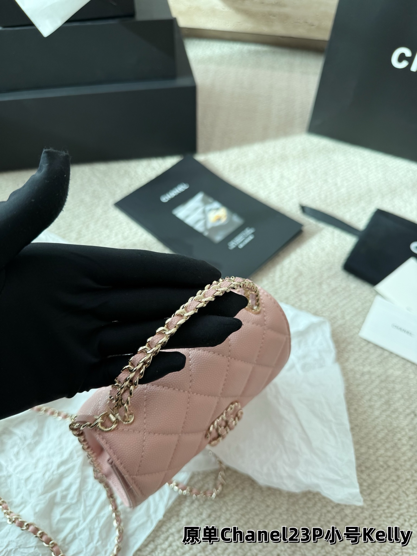 P155 鱼子酱 香奈儿chanel kelly 手柄链条包 手柄精致，皮质是耐用的荔枝牛皮 白色很美很美 黑色很经典很经典 手柄可拎、单肩可背、斜挎可背 礼盒包装🎁 尺寸13.14