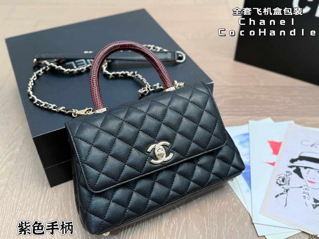 ¥190全套飞机盒包装 香奈儿Chanel 专柜不见踪影Coco Handle 究竟怎么样? 如果你的衣帽间中还没有-款小香包包,但是又不知道入哪款不亏,那今天帮你解决这个难题高颜值,实 用百搭,通勤你都可以同时拥有,Coco Handle 可以说是chanle必入款! 这款憨豆包是CF的经典重现,菱格、双C Logo、皮穿链,都在致敬经典,而手柄却是让人最爱的地方@@极具美感的半圆手柄,穿皮链条可以随时拆卸,这款包型 小号22 14 cm 寸适中,各种身高的女性都适合,大号偏大,个子高的女生驾驭很有气场。可以放日常出行的大部分必需品,里面还有一个隔层,装手机,卡包,粉饼,口红,纸巾和钥匙等是比较容易的
