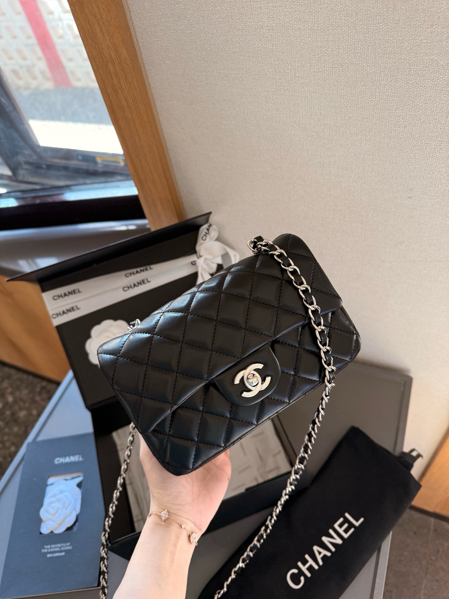 p150 折叠礼盒包装 Chanel 小香大mini cf 香奈儿/Chanel。菱格方胖子 夏季爆款 经典方胖子链条包 优质羊皮纹 手感超级好 原版五金 超级大牌 以华丽高贵的外形成为当下最炙手可热之作💋人手必备，明星热捧，精匠之作。尺寸 20cm