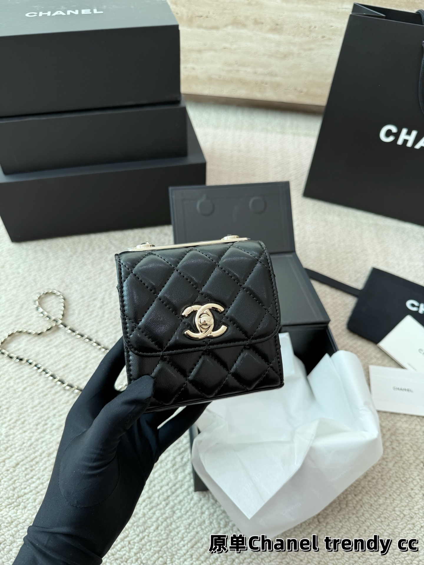 P140 礼盒🎁 香奈儿Chanel trendy cc 时髦✔️又可当小挎包！ 高级的黑金配色很有𝐕𝐢𝐧𝐭𝐚𝐠𝐞的味道〰️ 即使穿的很简洁 配上它也瞬间𝐂𝐇𝐢𝐜 爱了 爱了~ 尺寸11.11