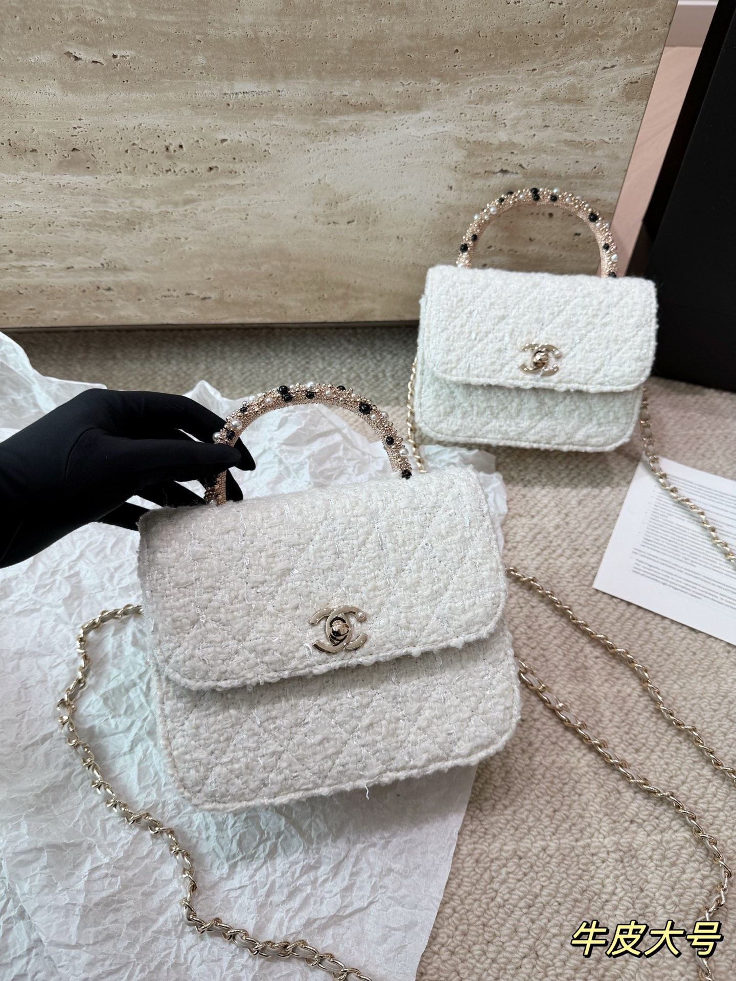 复刻版 P210 P200 chanel 香奈儿26C珍珠手柄手袋 香奈儿26C早春度假系列珍珠手柄手袋,白色粗花呢+经典菱格纹,金色双C标志超有辨识度艹。手柄点缀珍珠和黑色元素,精致又优雅,手提or晚宴包都很出彩!尺寸小巧,日常出行、搭配礼服都OK,实用又时髦,收藏控必入! 尺寸 16 13cm 14 11cm