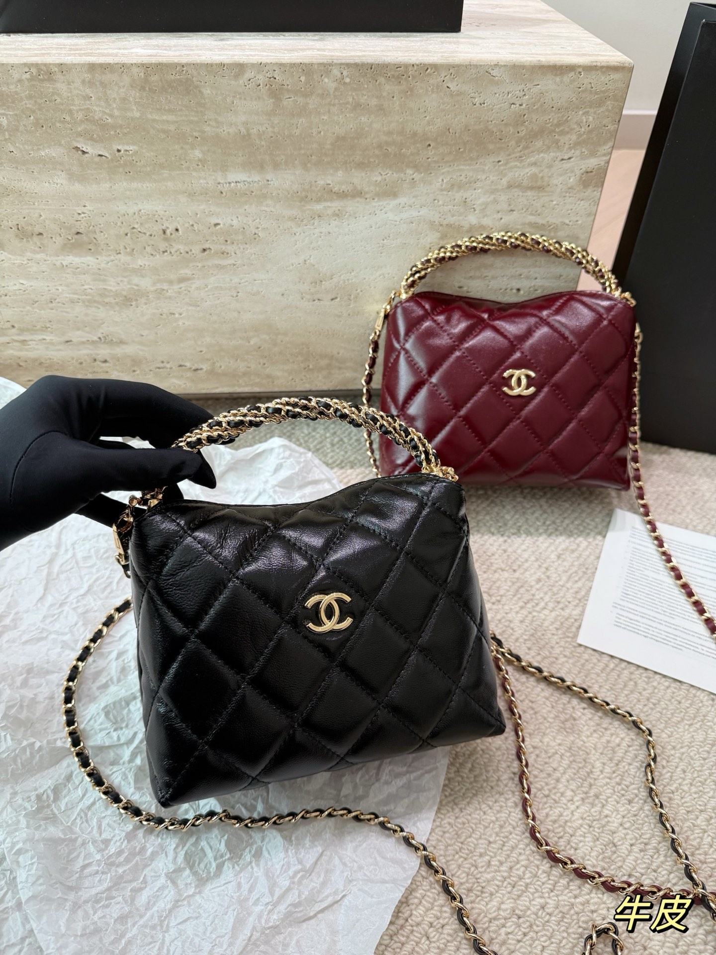 复刻版 P215 chanel 香奈儿 24𝘽 饭盒包 新品真的有驚喜24A最強黑馬马 way手柄飯盒包，可放大手機!實物愛🤩不釋手，全包荔枝皮加金屬耐用之餘有巨大大容量😎!鏈條還可拆卸哦!明明很完美 。容量也超赞，手柄的复古香奈儿刻更是爱了，真的不需要盯着那些爆款，这一季超喜欢💕 尺寸: 18-6-13cm