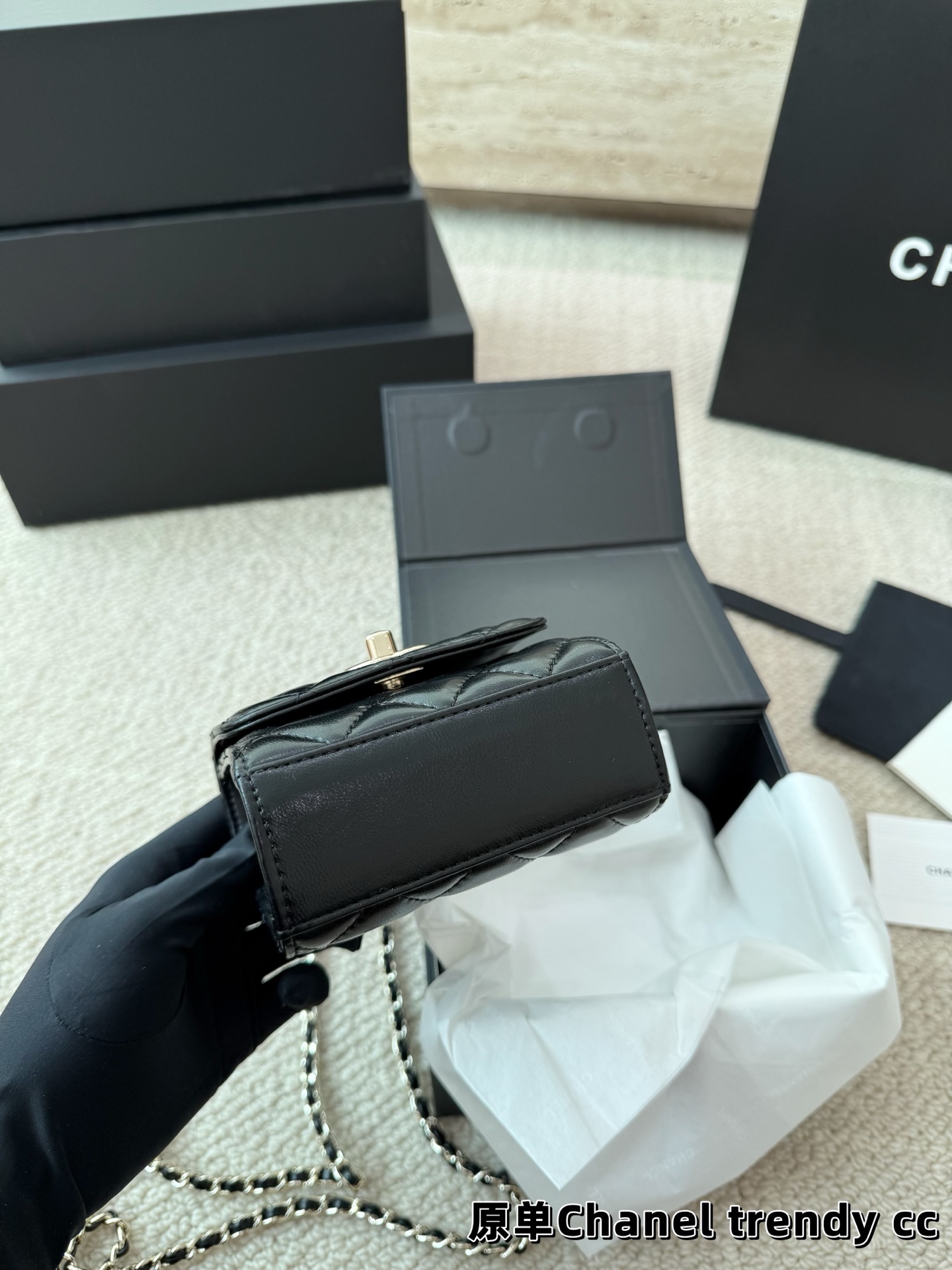 P140 礼盒🎁 香奈儿Chanel trendy cc 时髦✔️又可当小挎包！ 高级的黑金配色很有𝐕𝐢𝐧𝐭𝐚𝐠𝐞的味道〰️ 即使穿的很简洁 配上它也瞬间𝐂𝐇𝐢𝐜 爱了 爱了~ 尺寸11.11