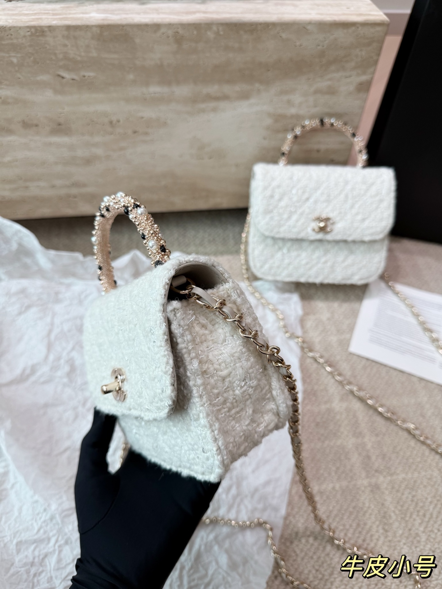 复刻版 P210 P200 chanel 香奈儿26C珍珠手柄手袋 香奈儿26C早春度假系列珍珠手柄手袋,白色粗花呢+经典菱格纹,金色双C标志超有辨识度艹。手柄点缀珍珠和黑色元素,精致又优雅,手提or晚宴包都很出彩!尺寸小巧,日常出行、搭配礼服都OK,实用又时髦,收藏控必入! 尺寸 16 13cm 14 11cm