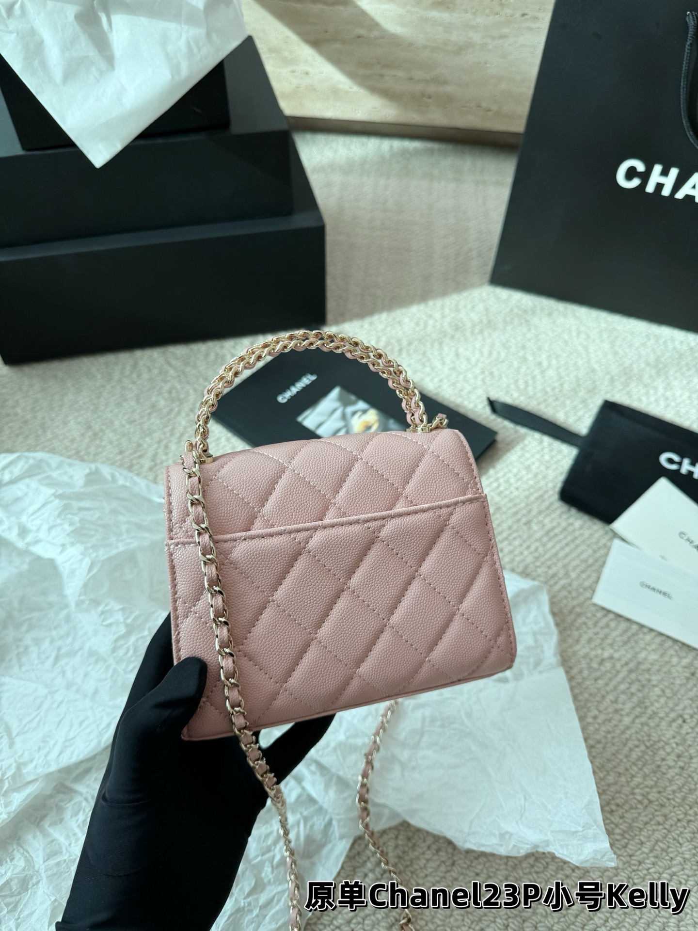 P155 鱼子酱 香奈儿chanel kelly 手柄链条包 手柄精致，皮质是耐用的荔枝牛皮 白色很美很美 黑色很经典很经典 手柄可拎、单肩可背、斜挎可背 礼盒包装🎁 尺寸13.14