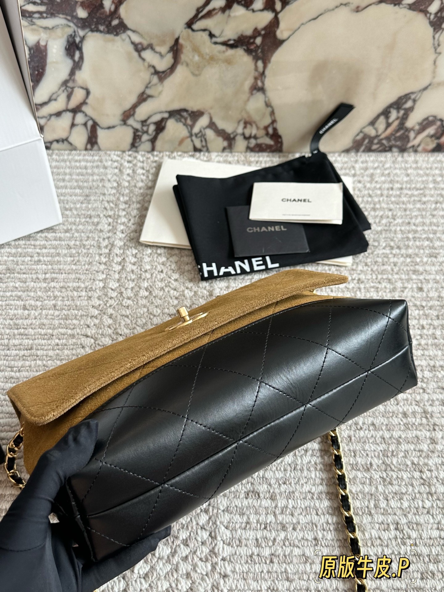 p265 原版皮 今期Chanel終於出爆款了... 剛」上新的CHANEL手工房系列中最熱度最高的應是包包了;特別是掠皮小牛皮的大包包了! 說真的今期的包包款是特別多,拼皮的話灰色是特別吸晴,CHANEL很少推出這種款色,如果是對掠皮很有興趣的小紅薯,是可以沖的!但我是長期使用主義者,這只不是我杯茶! 另外,今年推出了這個CF MINI小掛包(是屬於小皮具);埏 有趣的,手工亦很精美,有DOUBLE FLAP, HAHA;28*17