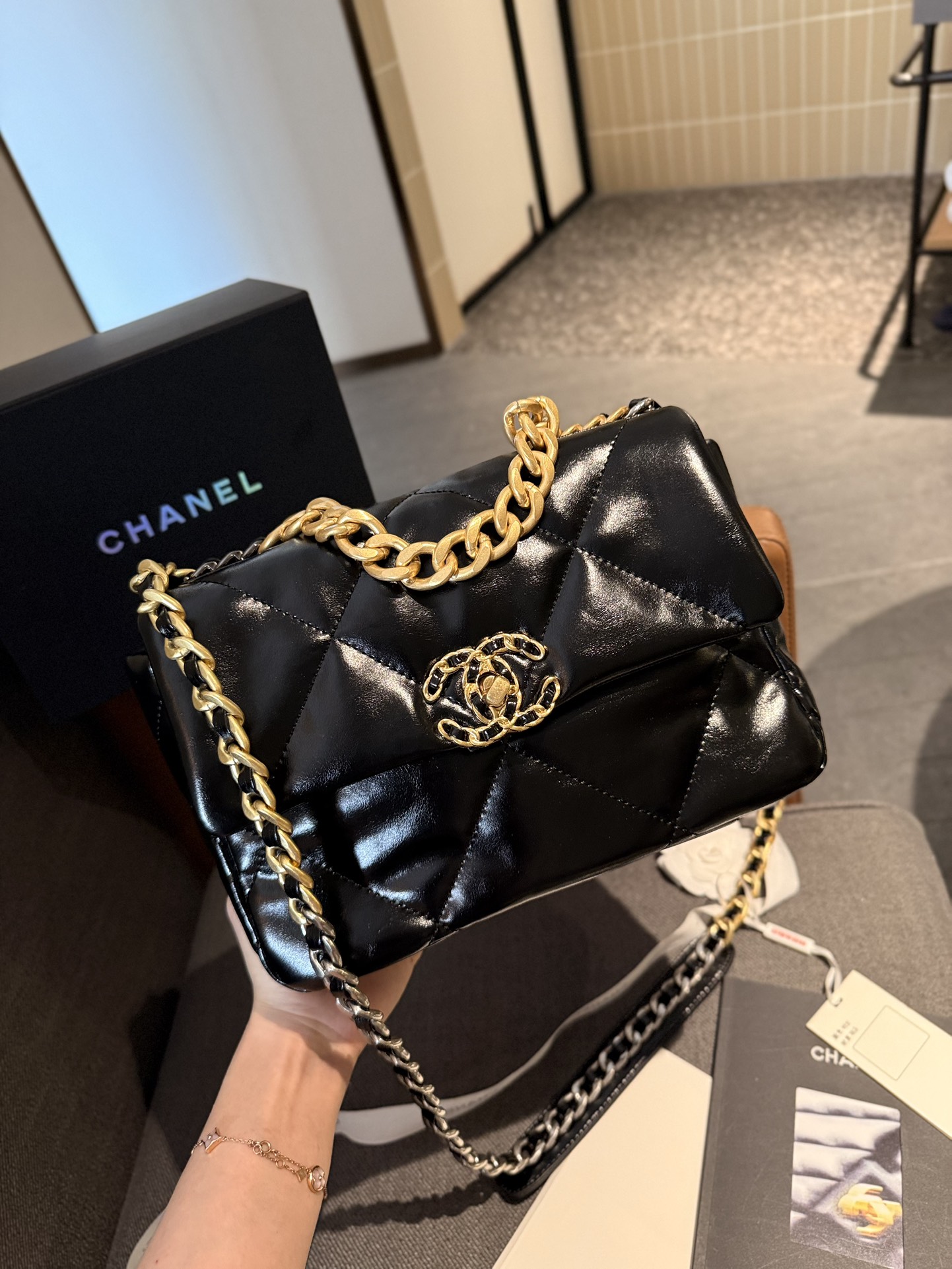油蜡牛皮p160 折叠礼盒包装 原单专柜品质 Chanel 19 最近好多明星都在背Chanel 19 这款包是由老佛爷Karl Lagerfeld和Chanel现任创意总监Virginie Viard共同创作完成的！所以整体造型延续了经典的元素，又多了些特别的小设计。周迅、刘雯、欧阳娜娜、宋茜、娜扎最近都背了这款19。这款全新推出的#香奈儿19手袋#大家爱吗f？尺寸26cm
