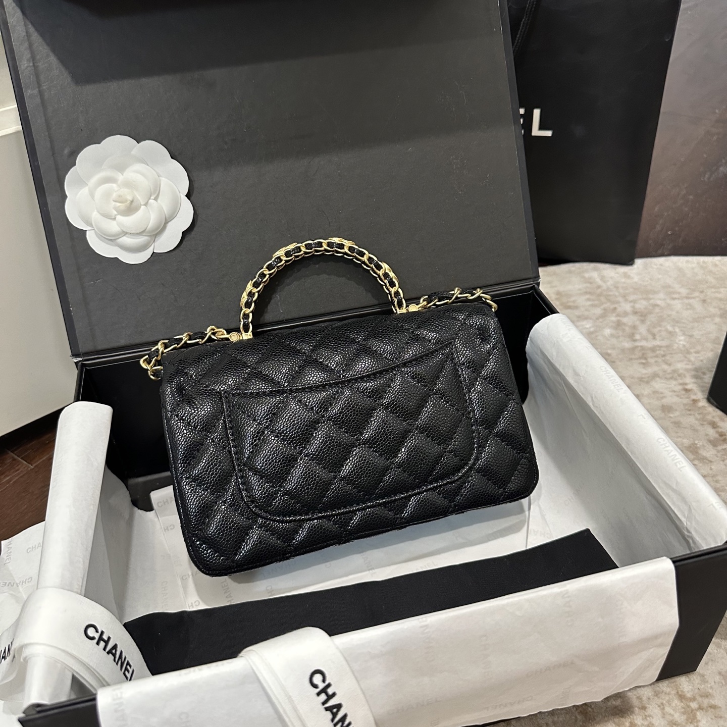 p140 折叠礼盒包装 Chanel 香奈儿大mini手柄太难了!!!香奈儿Chanel 25手柄 cf mini最近热度很高 cm super难买尺寸觉得cfmini太普通的一定要看看这个款手柄太闪了blingbling的公主包 尺寸 20cm