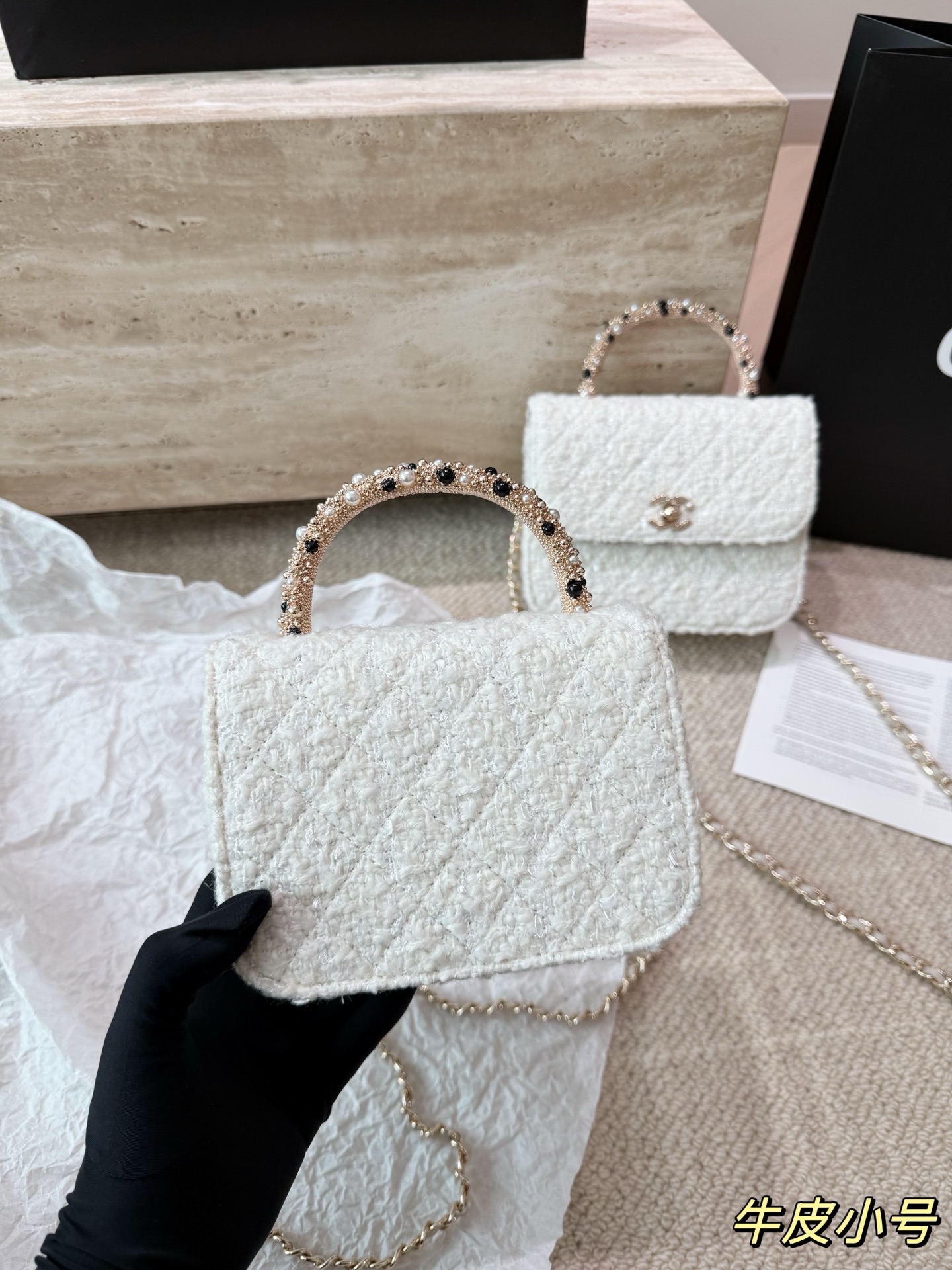 复刻版 P210 P200 chanel 香奈儿26C珍珠手柄手袋 香奈儿26C早春度假系列珍珠手柄手袋,白色粗花呢+经典菱格纹,金色双C标志超有辨识度艹。手柄点缀珍珠和黑色元素,精致又优雅,手提or晚宴包都很出彩!尺寸小巧,日常出行、搭配礼服都OK,实用又时髦,收藏控必入! 尺寸 16 13cm 14 11cm