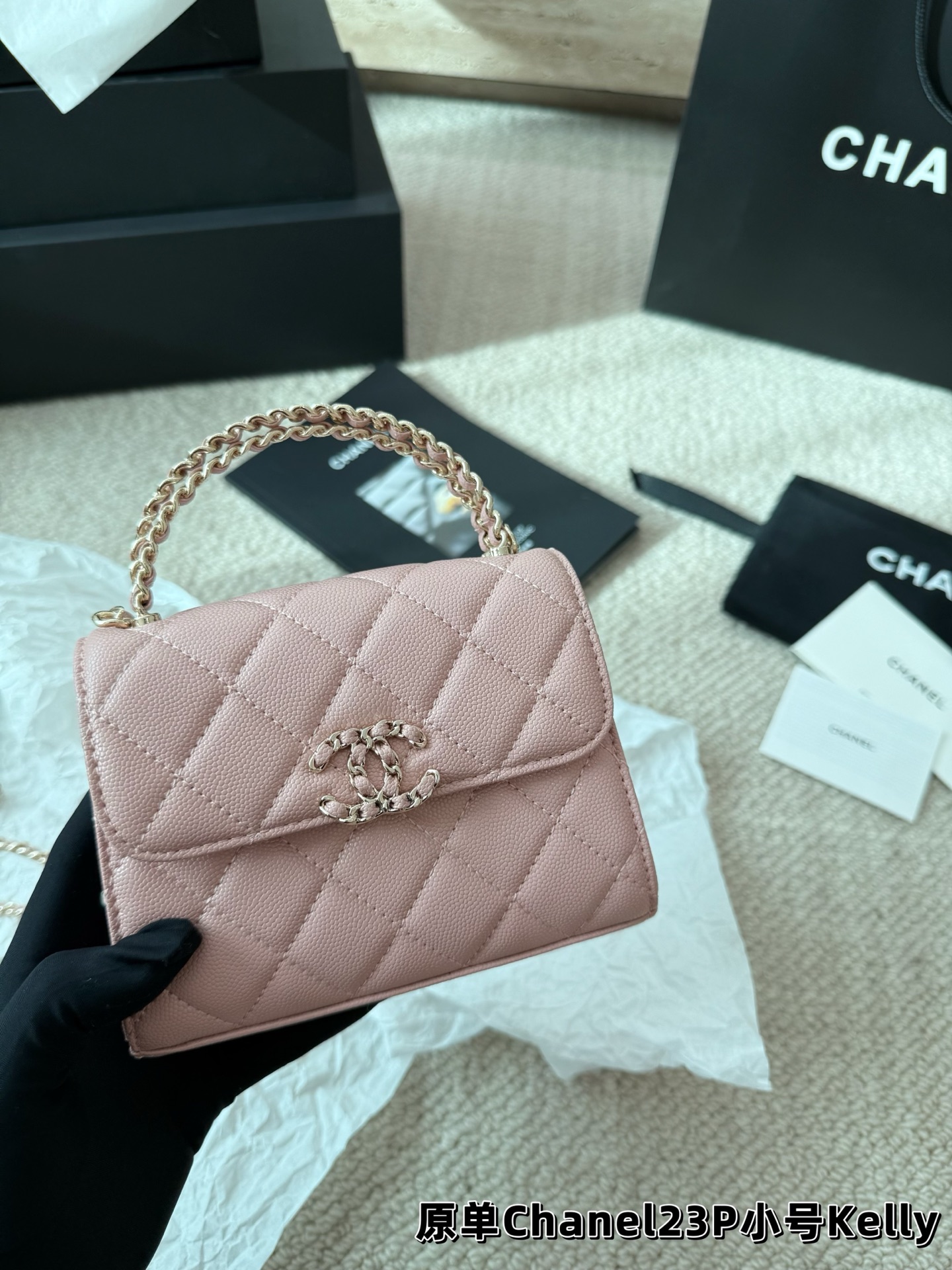 P155 鱼子酱 香奈儿chanel kelly 手柄链条包 手柄精致，皮质是耐用的荔枝牛皮 白色很美很美 黑色很经典很经典 手柄可拎、单肩可背、斜挎可背 礼盒包装🎁 尺寸13.14