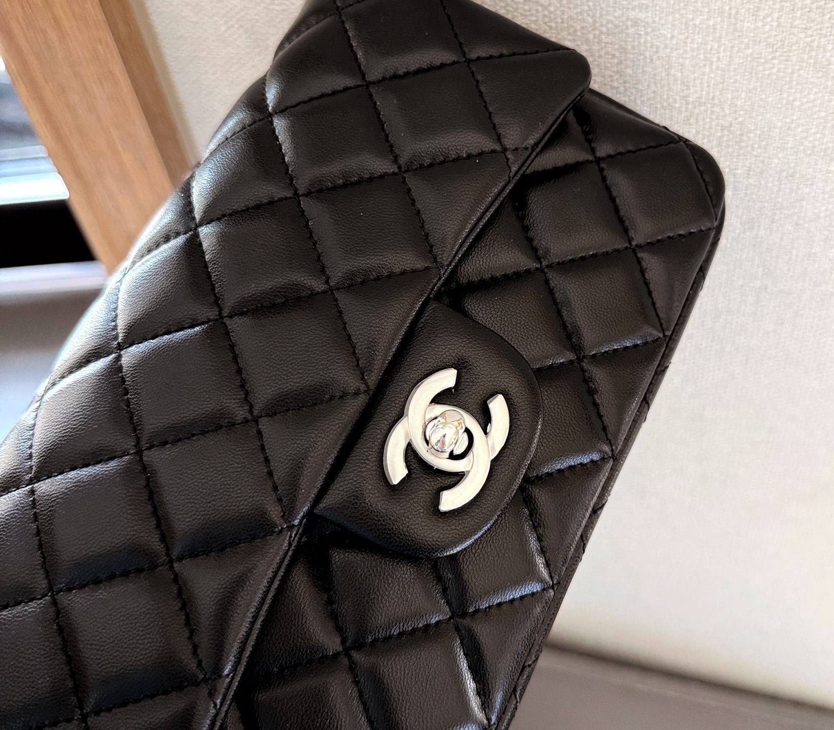 p150 折叠礼盒包装 Chanel 小香大mini cf 香奈儿/Chanel。菱格方胖子 夏季爆款 经典方胖子链条包 优质羊皮纹 手感超级好 原版五金 超级大牌 以华丽高贵的外形成为当下最炙手可热之作💋人手必备，明星热捧，精匠之作。尺寸 20cm