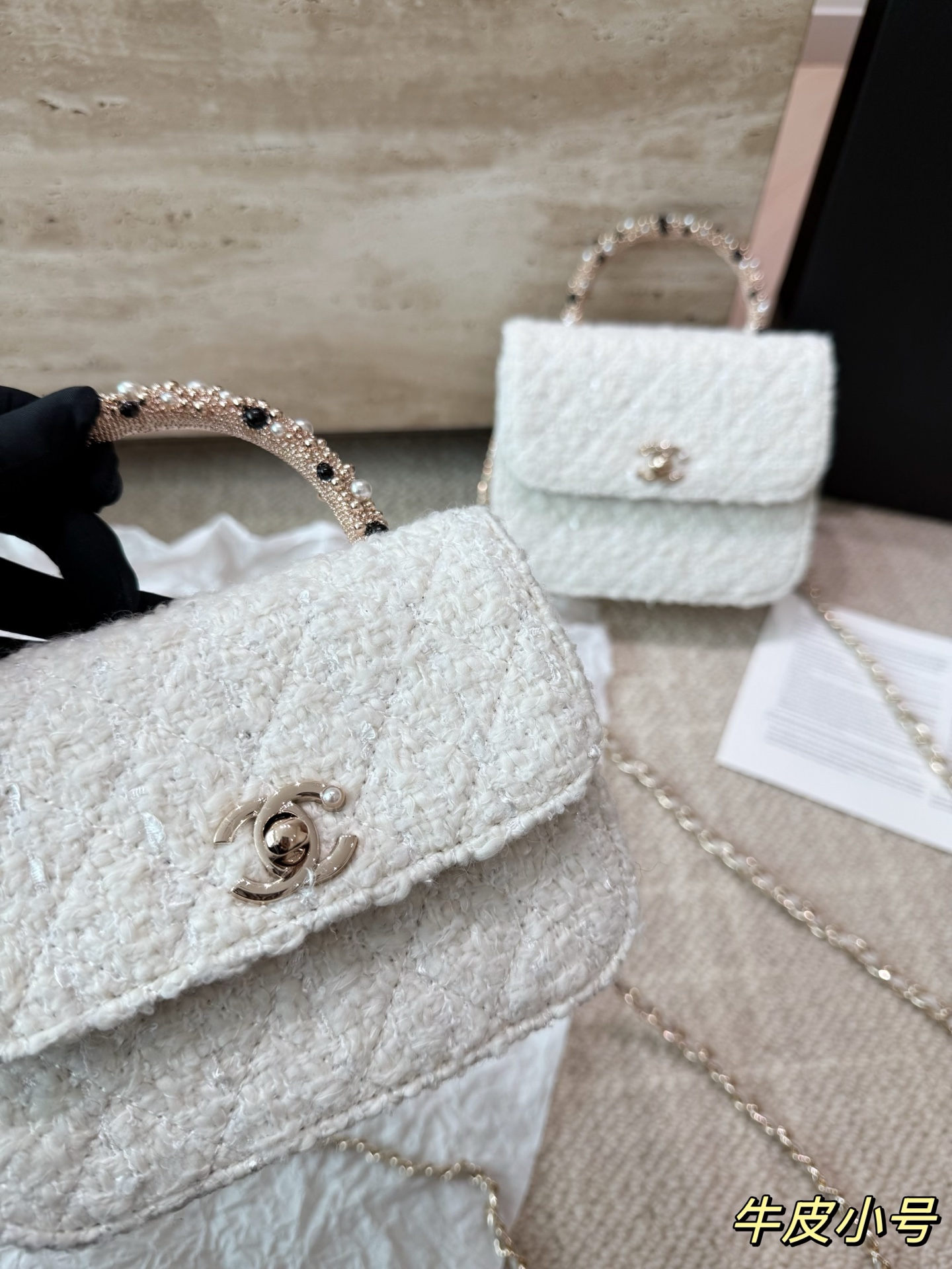 复刻版 P210 P200 chanel 香奈儿26C珍珠手柄手袋 香奈儿26C早春度假系列珍珠手柄手袋,白色粗花呢+经典菱格纹,金色双C标志超有辨识度艹。手柄点缀珍珠和黑色元素,精致又优雅,手提or晚宴包都很出彩!尺寸小巧,日常出行、搭配礼服都OK,实用又时髦,收藏控必入! 尺寸 16 13cm 14 11cm