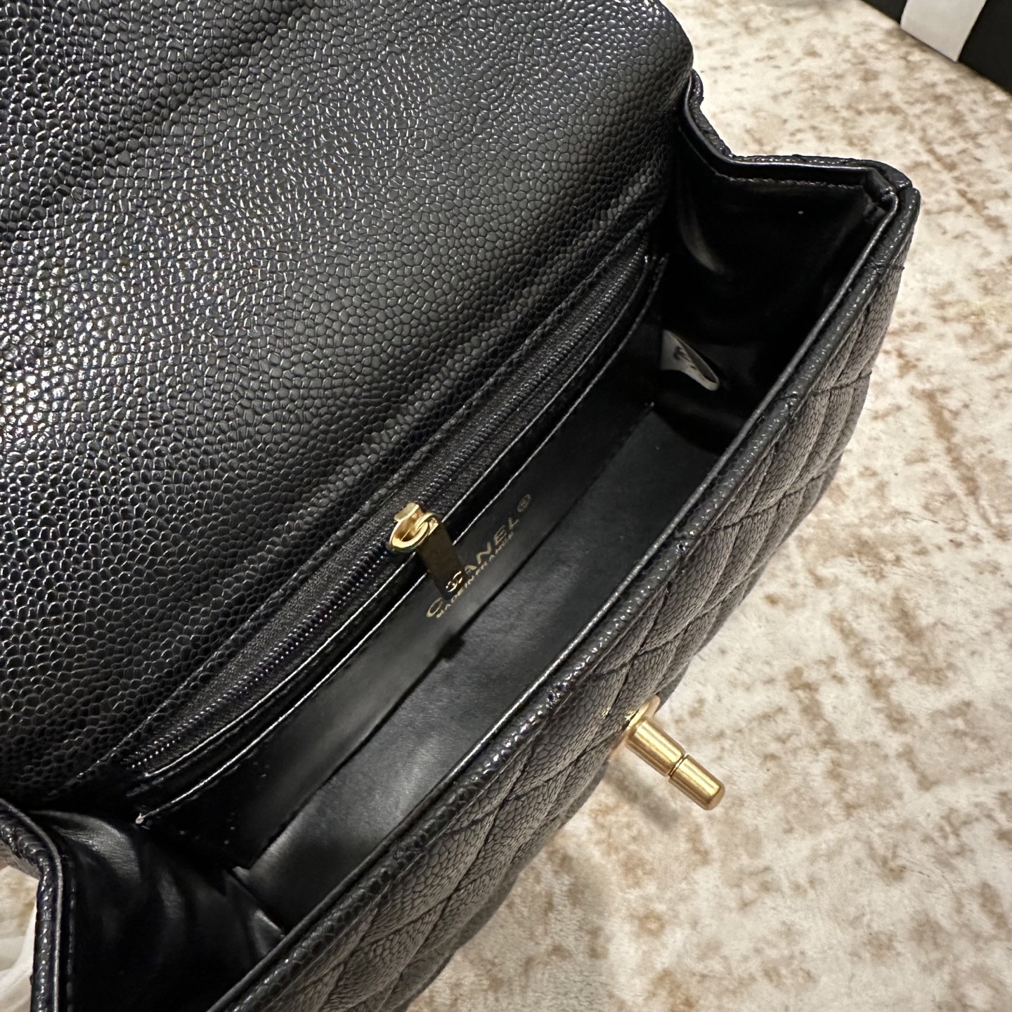 p140 折叠礼盒包装 Chanel 香奈儿大mini手柄太难了!!!香奈儿Chanel 25手柄 cf mini最近热度很高 cm super难买尺寸觉得cfmini太普通的一定要看看这个款手柄太闪了blingbling的公主包 尺寸 20cm