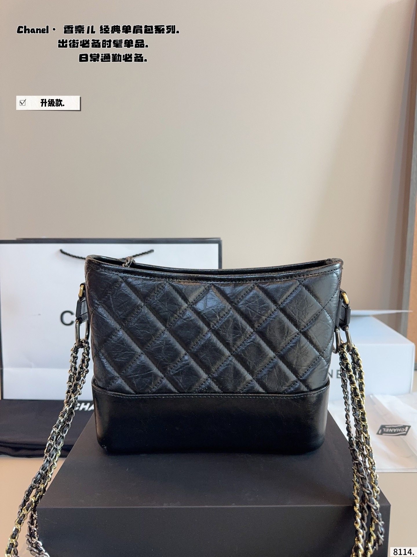 p200配礼盒🎁. Chanel香奈儿流浪包~流浪包推出以来一路门到现在,真的难买!实物比我拍的照片更好看啊!! ! 哭了,配色不但上镜,还耐看可,不然分分钟爱到怀疑人生,西装可以分两根肩带斜背,穿衬衫搭裙子的时候单肩背,穿什么都百搭怎么背都好看 尺寸:24*6*18cm