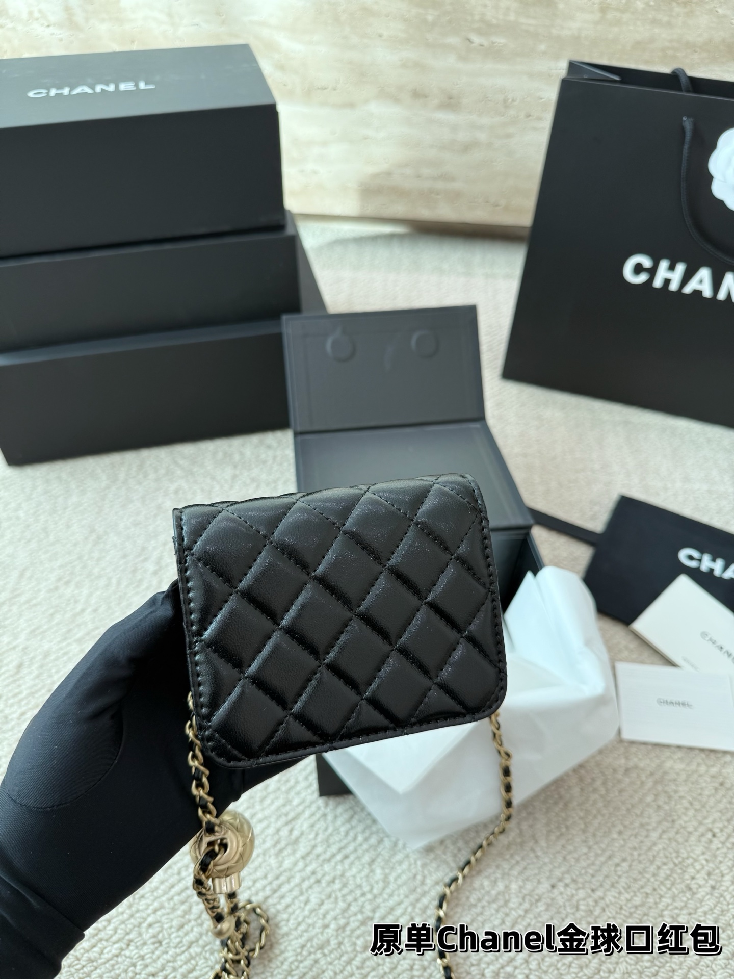 P120 礼盒🎁 香奈儿Chanel 金球口红包 当腰包𝐡𝐢𝐧时髦✔️又可当小挎包！ 高级的黑金配色很有𝐕𝐢𝐧𝐭𝐚𝐠𝐞的味道〰️ 即使穿的很简洁 配上它也瞬间𝐂𝐇𝐢𝐜 爱了 爱了~ 尺寸10.12
