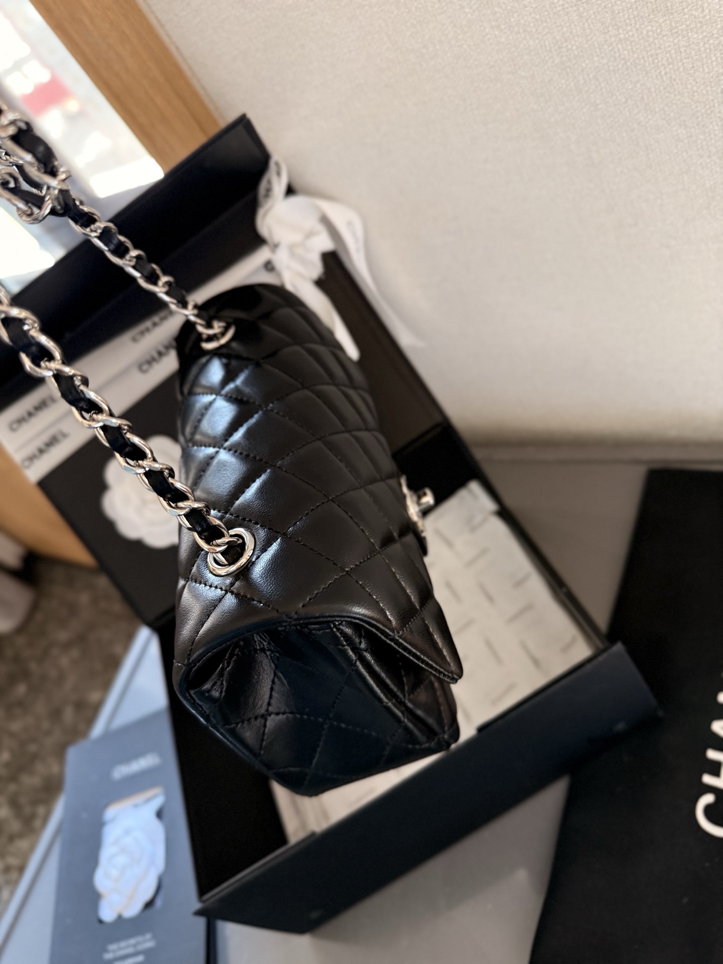 p150 折叠礼盒包装 Chanel 小香大mini cf 香奈儿/Chanel。菱格方胖子 夏季爆款 经典方胖子链条包 优质羊皮纹 手感超级好 原版五金 超级大牌 以华丽高贵的外形成为当下最炙手可热之作💋人手必备，明星热捧，精匠之作。尺寸 20cm