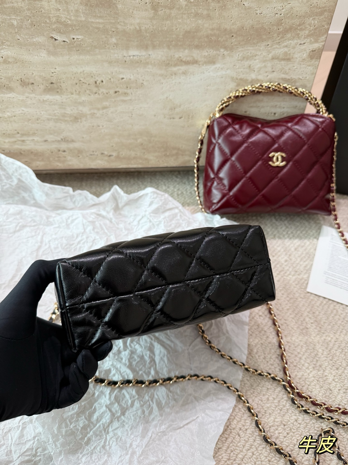 复刻版 P215 chanel 香奈儿 24𝘽 饭盒包 新品真的有驚喜24A最強黑馬马 way手柄飯盒包，可放大手機!實物愛🤩不釋手，全包荔枝皮加金屬耐用之餘有巨大大容量😎!鏈條還可拆卸哦!明明很完美 。容量也超赞，手柄的复古香奈儿刻更是爱了，真的不需要盯着那些爆款，这一季超喜欢💕 尺寸: 18-6-13cm