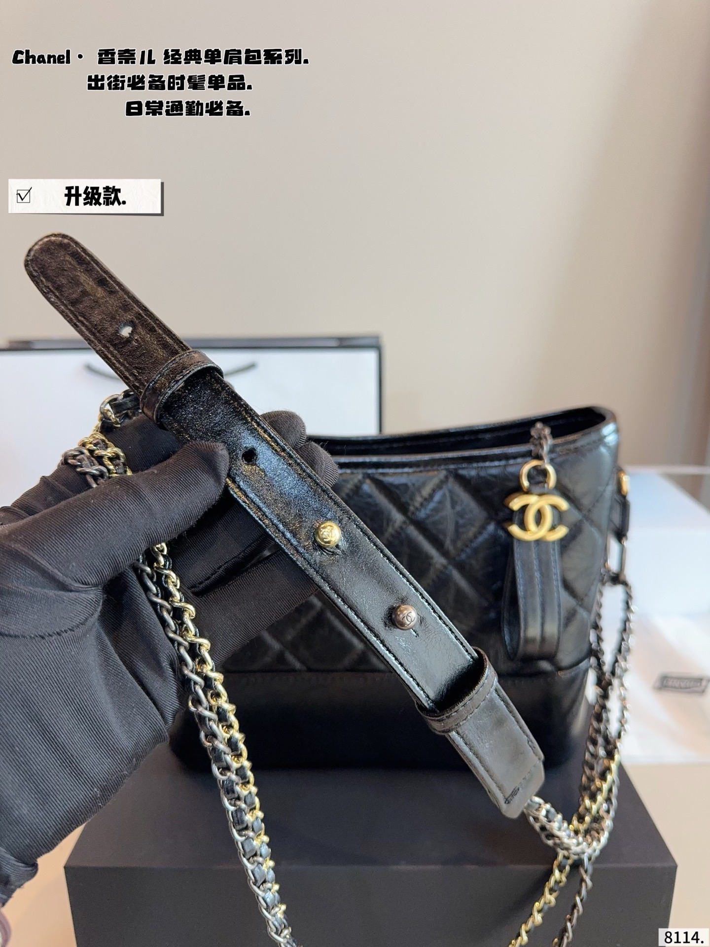 p200配礼盒🎁. Chanel香奈儿流浪包~流浪包推出以来一路门到现在,真的难买!实物比我拍的照片更好看啊!! ! 哭了,配色不但上镜,还耐看可,不然分分钟爱到怀疑人生,西装可以分两根肩带斜背,穿衬衫搭裙子的时候单肩背,穿什么都百搭怎么背都好看 尺寸:24*6*18cm