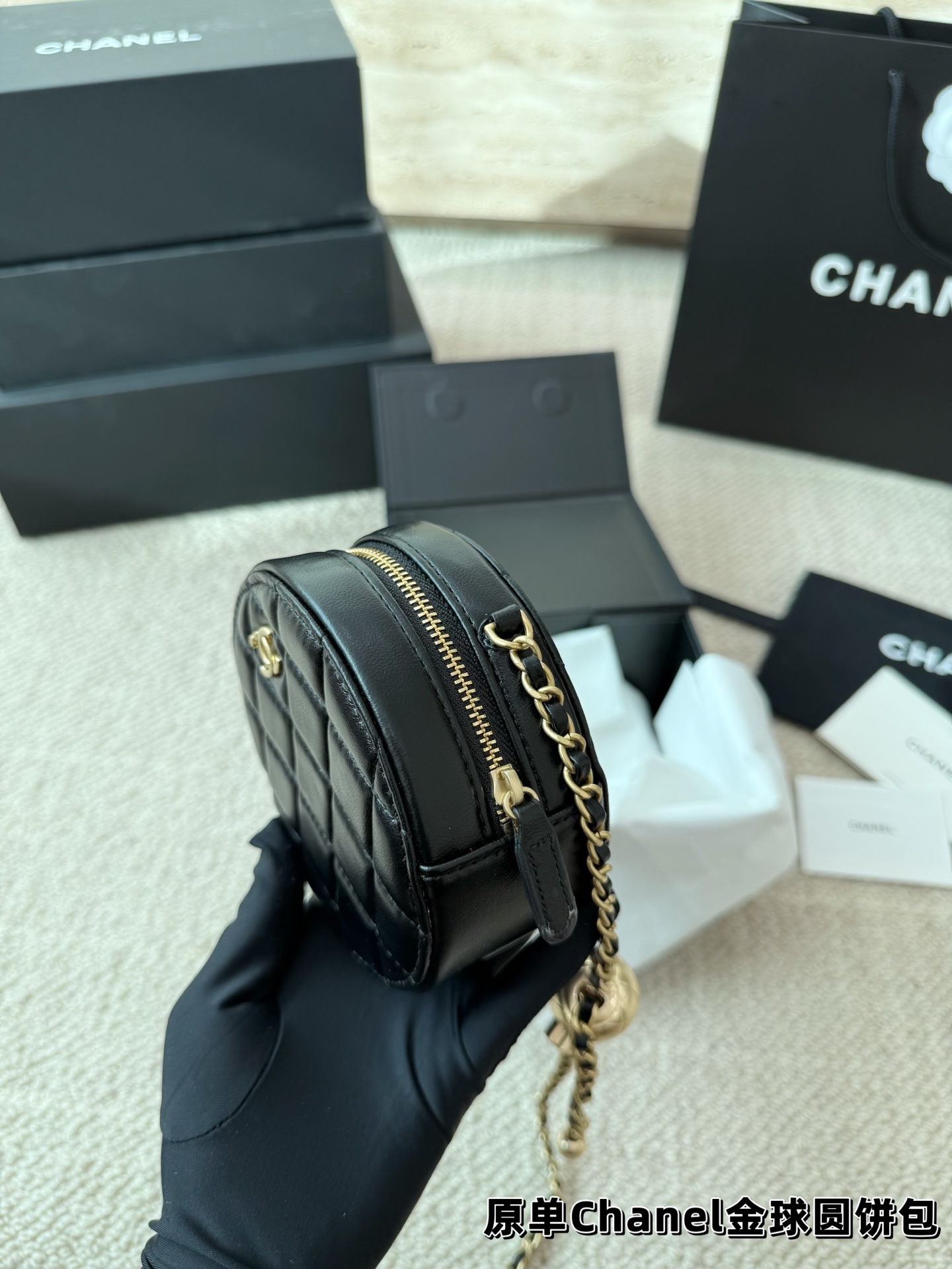 P145 礼盒🎁 香奈儿 Chanel 金球小圆饼包 今天给大家介绍的是小香家的新款金 球圆饼包包，因为起仙女版的造型，结合了香奈儿 家所有的经典元素，又多了一份精致可爱，所以也 导致了很多香粉被深深种草，不能自拔，来看看这款如此火爆包包的逆天颜值吧！ 尺寸12.12