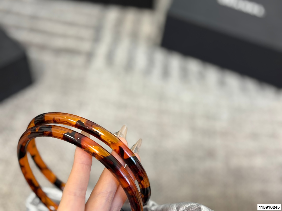 p145 配折叠盒 Chanel 26C玳瑁手柄福袋包 Chanel 26C早春系列福袋包，黑色麂皮+玳瑁色手柄，复古优雅感满满十。经典菱格纹缝线+双CLogo，细节超精致，手机小物轻松收纳，麂皮柔软，秋冬搭配超有氛围感 。玳瑁手柄光泽感强，手提或复古风都很出彩，实用又时髦，是热门单品！ 尺寸 30.20