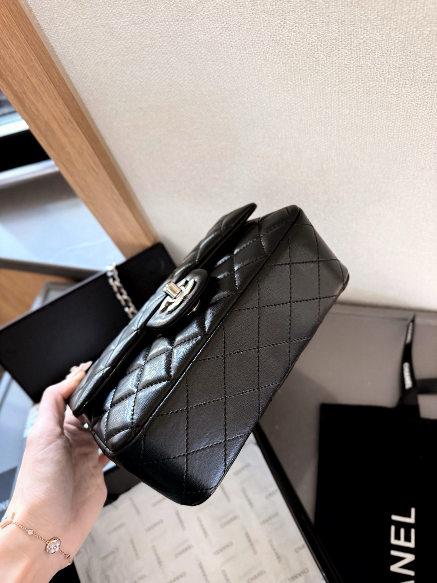 p150 折叠礼盒包装 Chanel 小香大mini cf 香奈儿/Chanel。菱格方胖子 夏季爆款 经典方胖子链条包 优质羊皮纹 手感超级好 原版五金 超级大牌 以华丽高贵的外形成为当下最炙手可热之作💋人手必备，明星热捧，精匠之作。尺寸 20cm