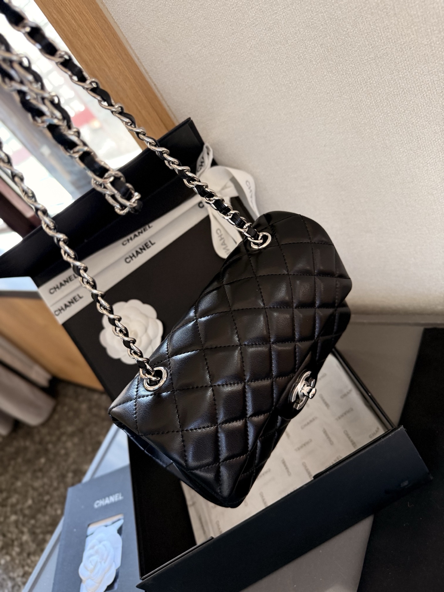 p150 折叠礼盒包装 Chanel 小香大mini cf 香奈儿/Chanel。菱格方胖子 夏季爆款 经典方胖子链条包 优质羊皮纹 手感超级好 原版五金 超级大牌 以华丽高贵的外形成为当下最炙手可热之作💋人手必备，明星热捧，精匠之作。尺寸 20cm