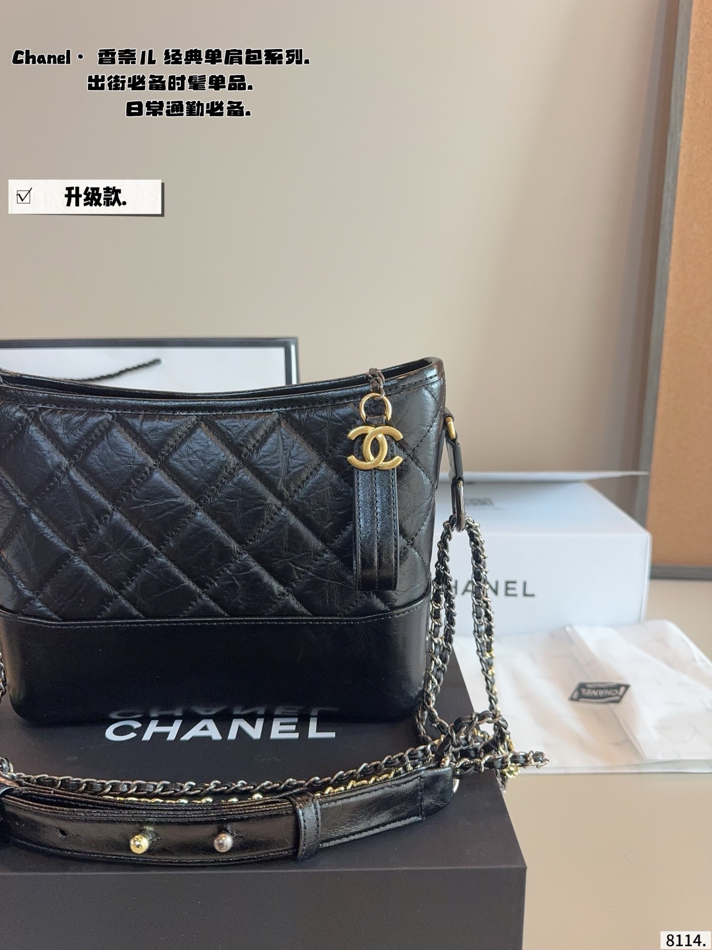 p200配礼盒🎁. Chanel香奈儿流浪包~流浪包推出以来一路门到现在,真的难买!实物比我拍的照片更好看啊!! ! 哭了,配色不但上镜,还耐看可,不然分分钟爱到怀疑人生,西装可以分两根肩带斜背,穿衬衫搭裙子的时候单肩背,穿什么都百搭怎么背都好看 尺寸:24*6*18cm