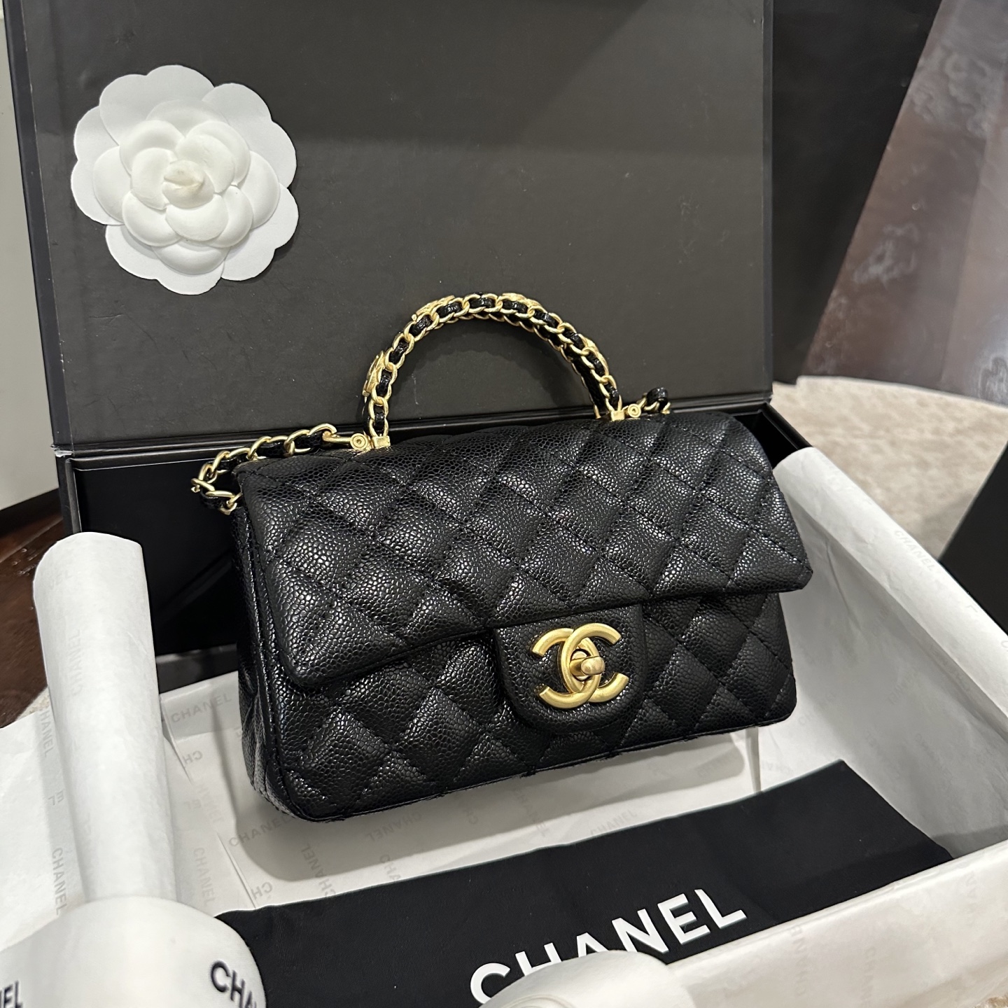 p140 折叠礼盒包装 Chanel 香奈儿大mini手柄太难了!!!香奈儿Chanel 25手柄 cf mini最近热度很高 cm super难买尺寸觉得cfmini太普通的一定要看看这个款手柄太闪了blingbling的公主包 尺寸 20cm