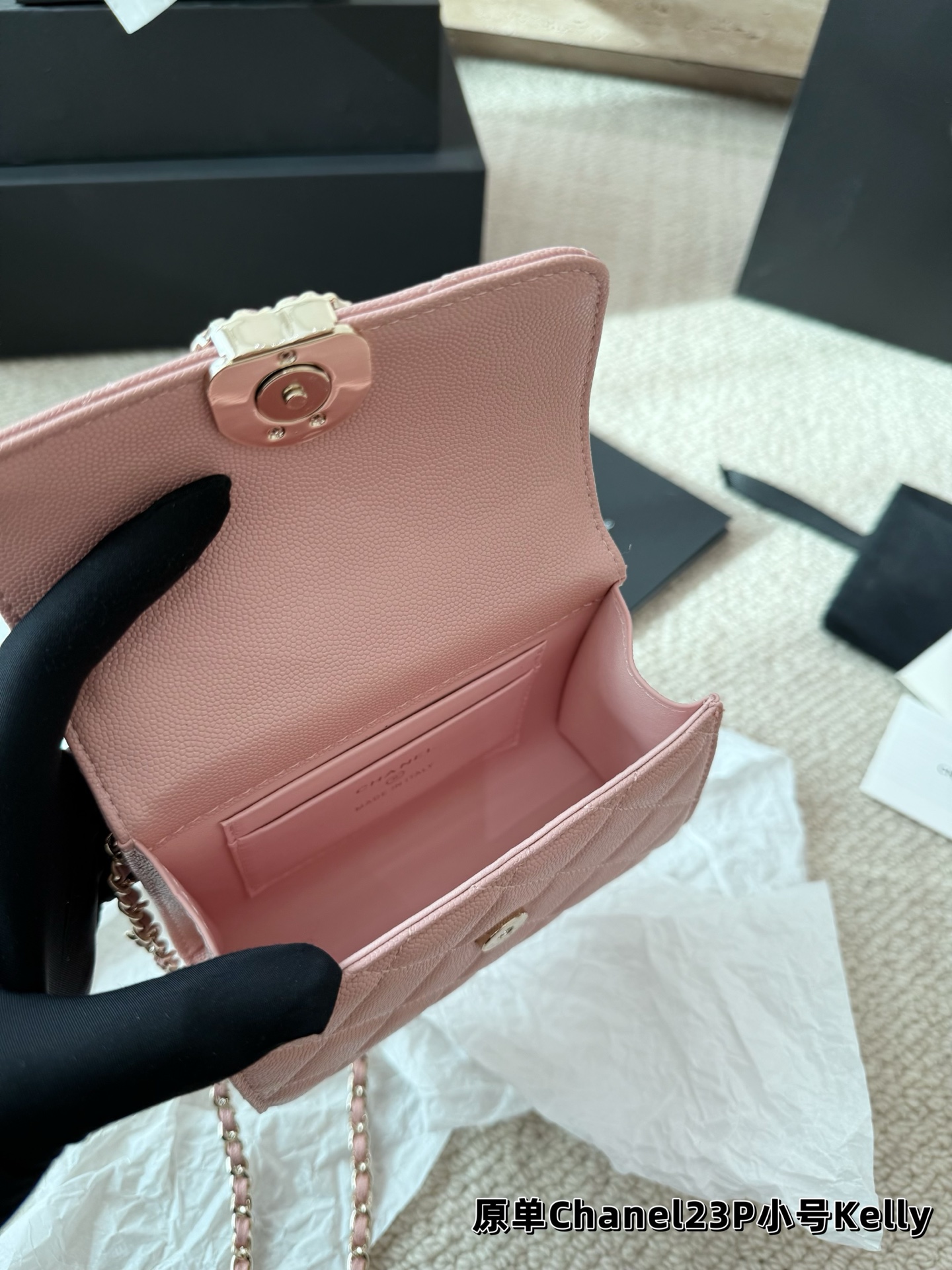 P155 鱼子酱 香奈儿chanel kelly 手柄链条包 手柄精致，皮质是耐用的荔枝牛皮 白色很美很美 黑色很经典很经典 手柄可拎、单肩可背、斜挎可背 礼盒包装🎁 尺寸13.14