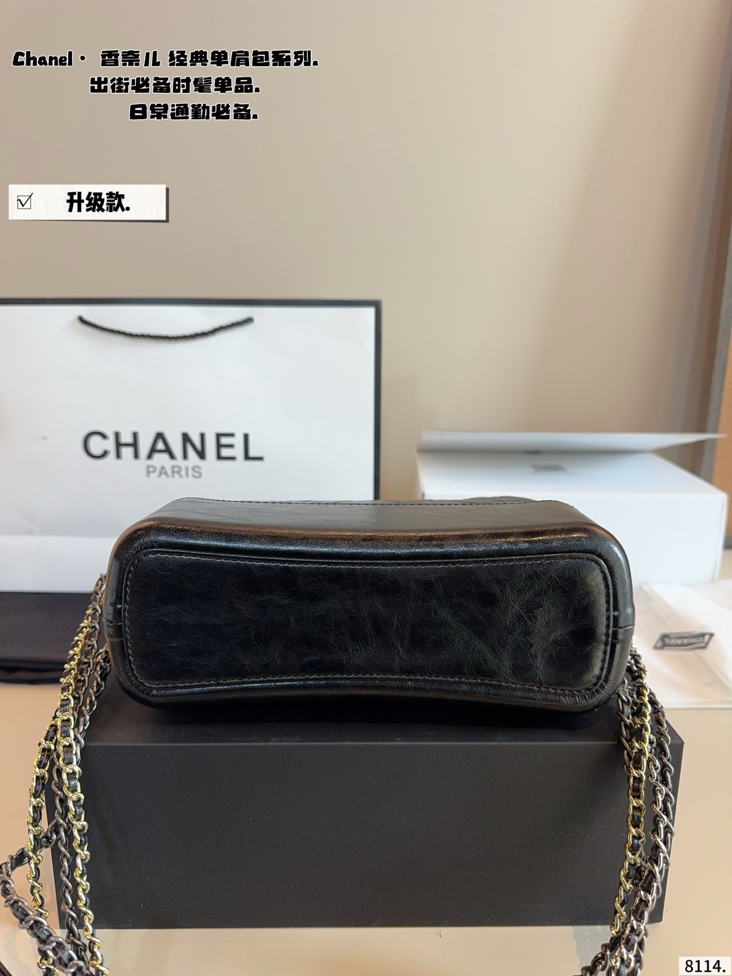 p200配礼盒🎁. Chanel香奈儿流浪包~流浪包推出以来一路门到现在,真的难买!实物比我拍的照片更好看啊!! ! 哭了,配色不但上镜,还耐看可,不然分分钟爱到怀疑人生,西装可以分两根肩带斜背,穿衬衫搭裙子的时候单肩背,穿什么都百搭怎么背都好看 尺寸:24*6*18cm