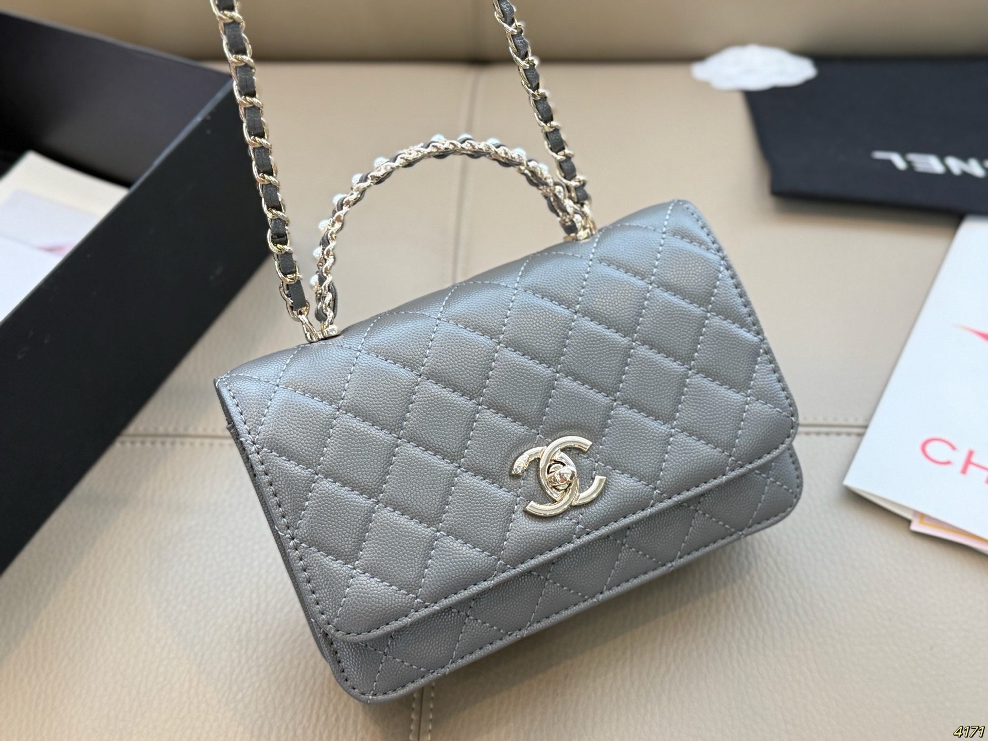 &yen;135 香奈儿Chanelwoc 限量版手柄发财包 好看不止是一点，具备优雅的高级气质 第一眼看到就深深爱上。 颜值不必说 直接闭眼入不会错 尺寸19 12