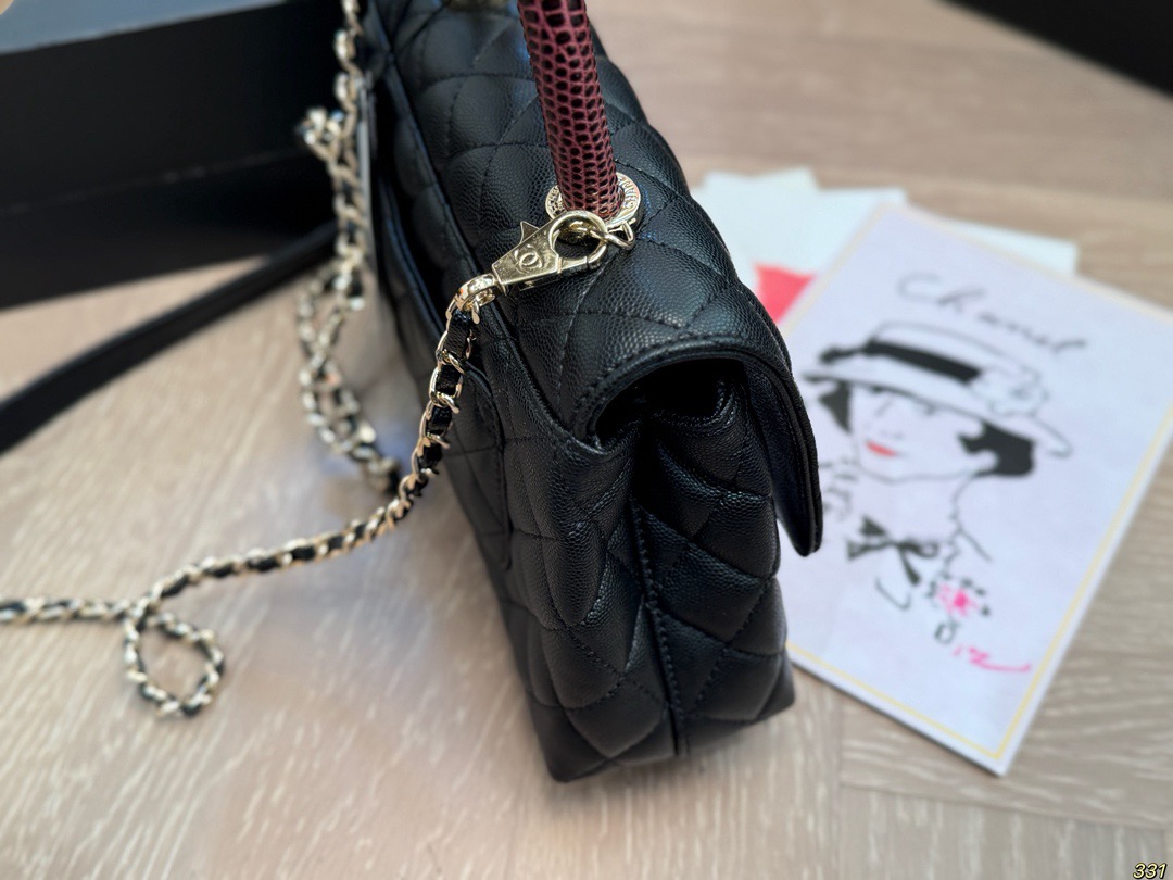 ¥190全套飞机盒包装 香奈儿Chanel 专柜不见踪影Coco Handle 究竟怎么样? 如果你的衣帽间中还没有-款小香包包,但是又不知道入哪款不亏,那今天帮你解决这个难题高颜值,实 用百搭,通勤你都可以同时拥有,Coco Handle 可以说是chanle必入款! 这款憨豆包是CF的经典重现,菱格、双C Logo、皮穿链,都在致敬经典,而手柄却是让人最爱的地方@@极具美感的半圆手柄,穿皮链条可以随时拆卸,这款包型 小号22 14 cm 寸适中,各种身高的女性都适合,大号偏大,个子高的女生驾驭很有气场。可以放日常出行的大部分必需品,里面还有一个隔层,装手机,卡包,粉饼,口红,纸巾和钥匙等是比较容易的