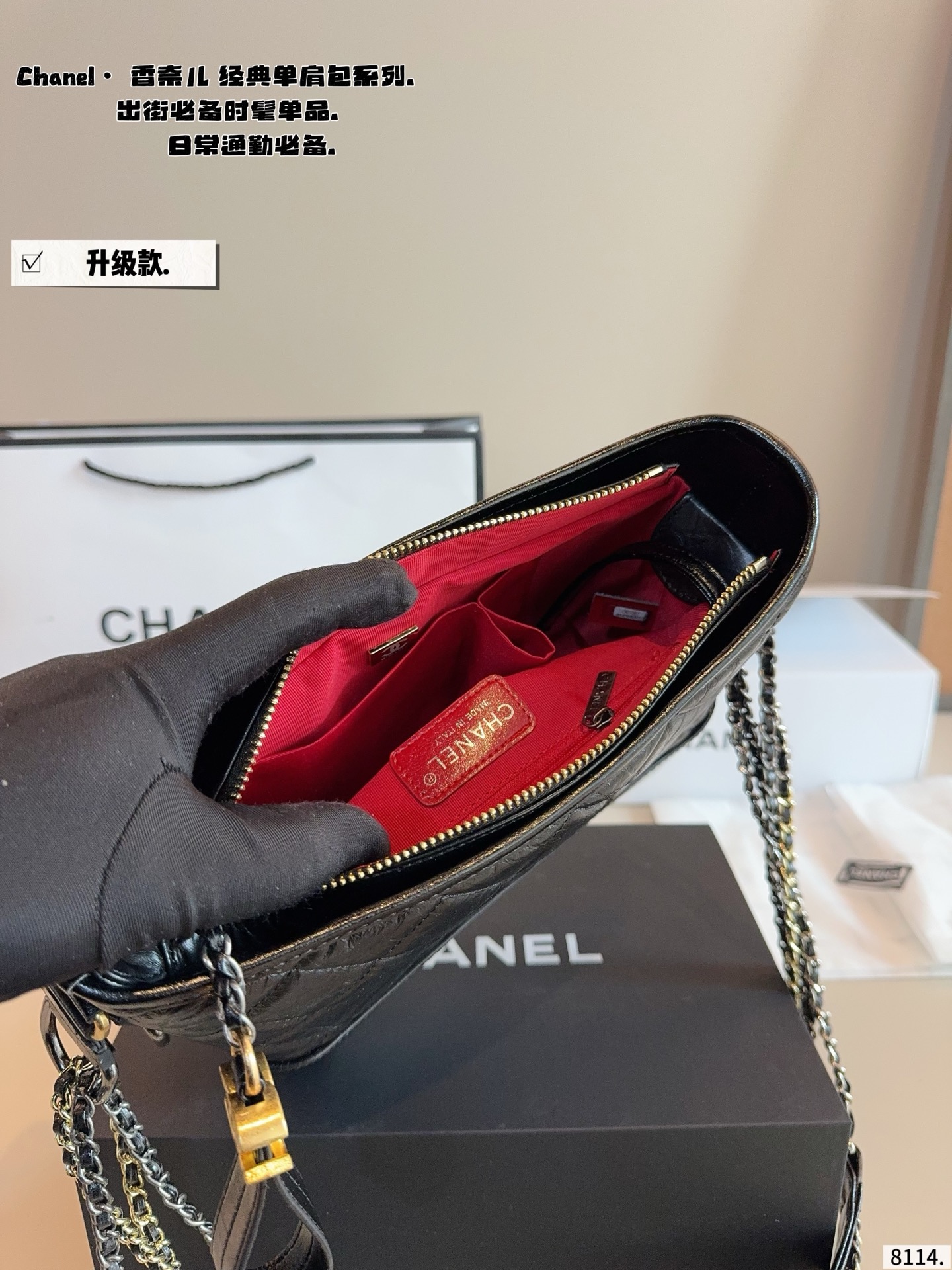 p200配礼盒🎁. Chanel香奈儿流浪包~流浪包推出以来一路门到现在,真的难买!实物比我拍的照片更好看啊!! ! 哭了,配色不但上镜,还耐看可,不然分分钟爱到怀疑人生,西装可以分两根肩带斜背,穿衬衫搭裙子的时候单肩背,穿什么都百搭怎么背都好看 尺寸:24*6*18cm