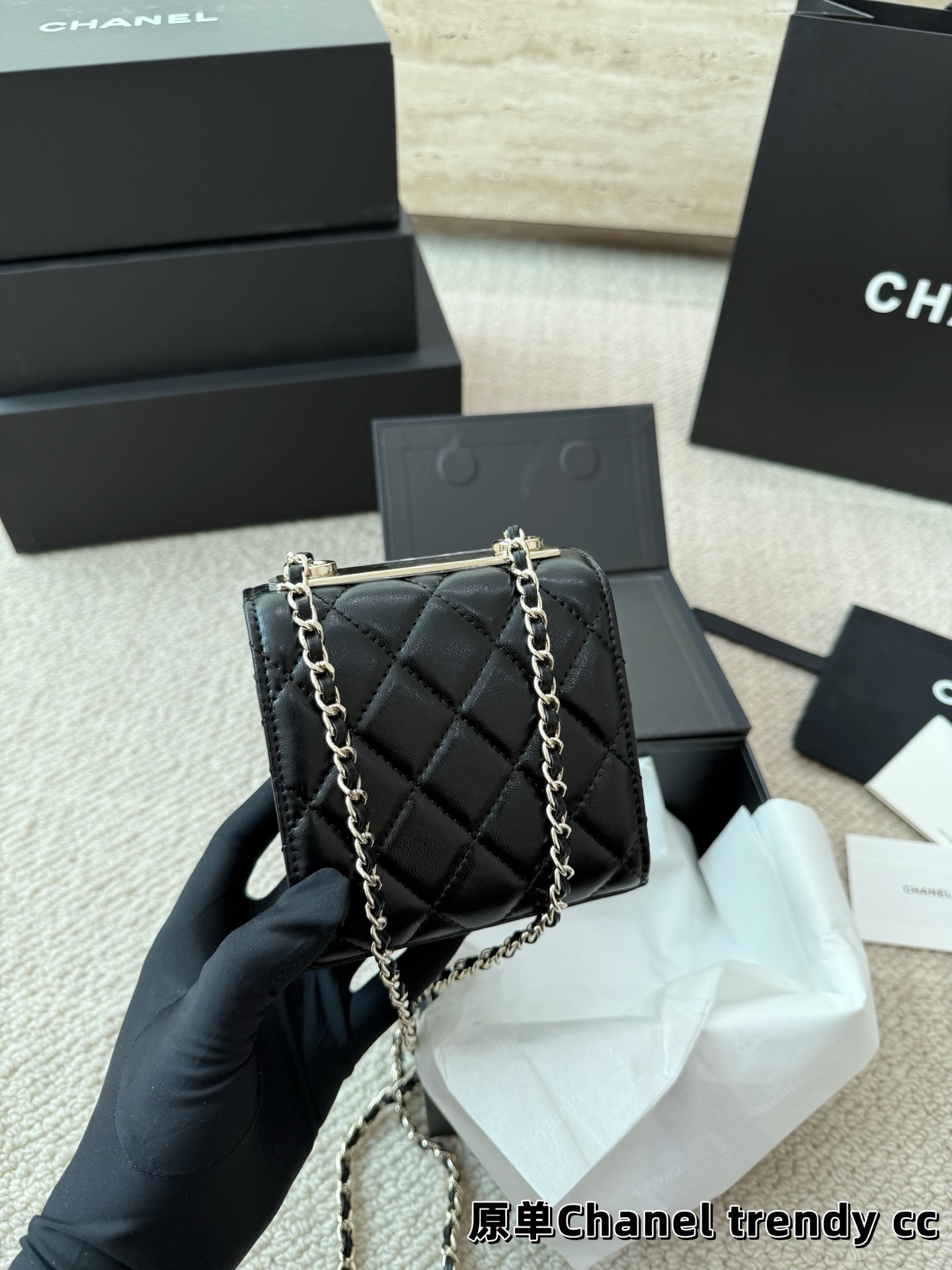 P140 礼盒🎁 香奈儿Chanel trendy cc 时髦✔️又可当小挎包！ 高级的黑金配色很有𝐕𝐢𝐧𝐭𝐚𝐠𝐞的味道〰️ 即使穿的很简洁 配上它也瞬间𝐂𝐇𝐢𝐜 爱了 爱了~ 尺寸11.11