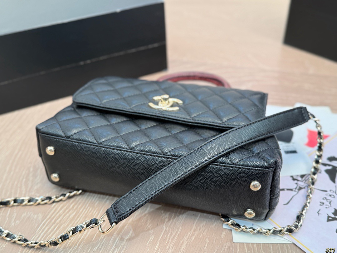 ¥190全套飞机盒包装 香奈儿Chanel 专柜不见踪影Coco Handle 究竟怎么样? 如果你的衣帽间中还没有-款小香包包,但是又不知道入哪款不亏,那今天帮你解决这个难题高颜值,实 用百搭,通勤你都可以同时拥有,Coco Handle 可以说是chanle必入款! 这款憨豆包是CF的经典重现,菱格、双C Logo、皮穿链,都在致敬经典,而手柄却是让人最爱的地方@@极具美感的半圆手柄,穿皮链条可以随时拆卸,这款包型 小号22 14 cm 寸适中,各种身高的女性都适合,大号偏大,个子高的女生驾驭很有气场。可以放日常出行的大部分必需品,里面还有一个隔层,装手机,卡包,粉饼,口红,纸巾和钥匙等是比较容易的