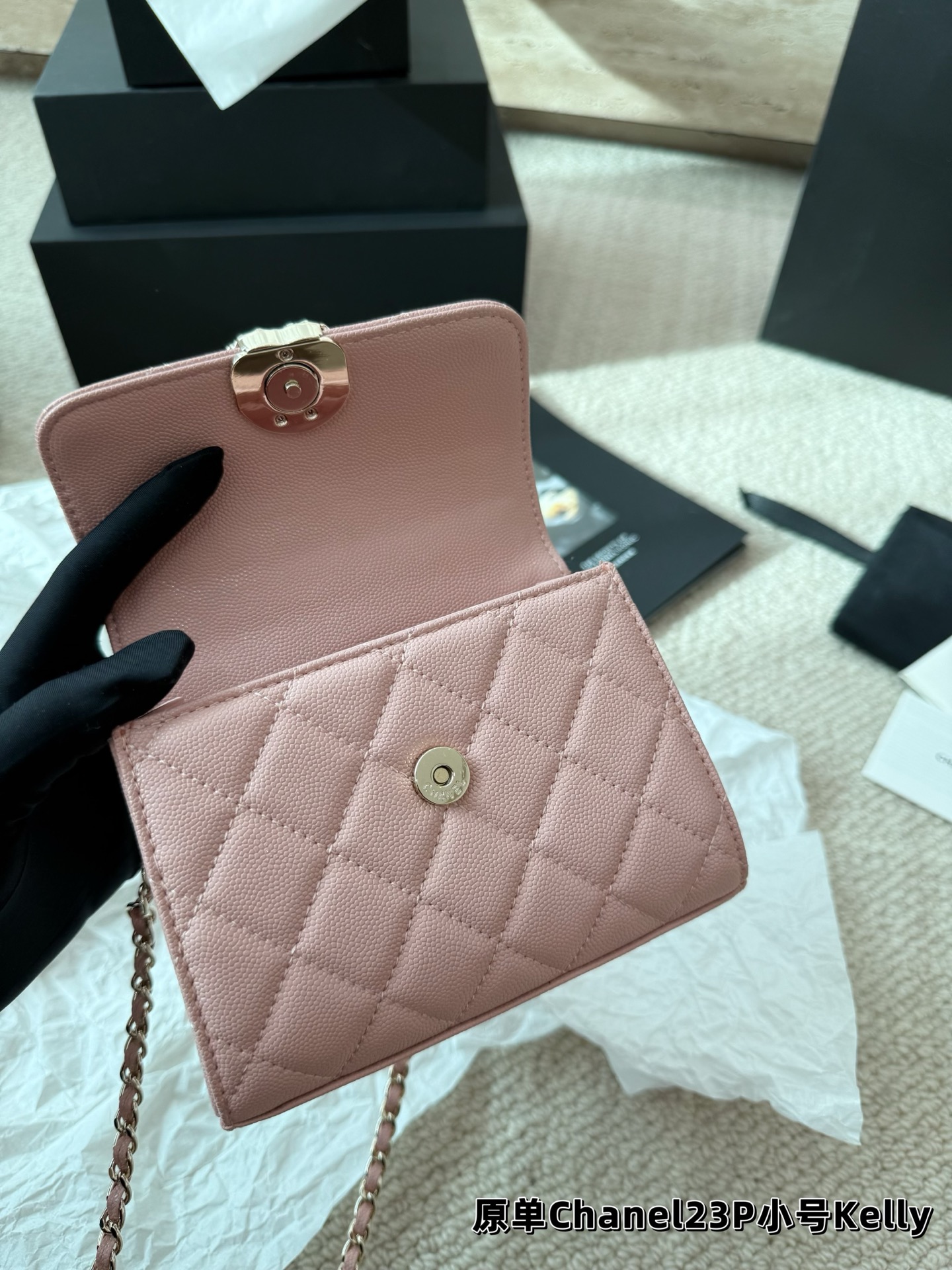 P155 鱼子酱 香奈儿chanel kelly 手柄链条包 手柄精致，皮质是耐用的荔枝牛皮 白色很美很美 黑色很经典很经典 手柄可拎、单肩可背、斜挎可背 礼盒包装🎁 尺寸13.14