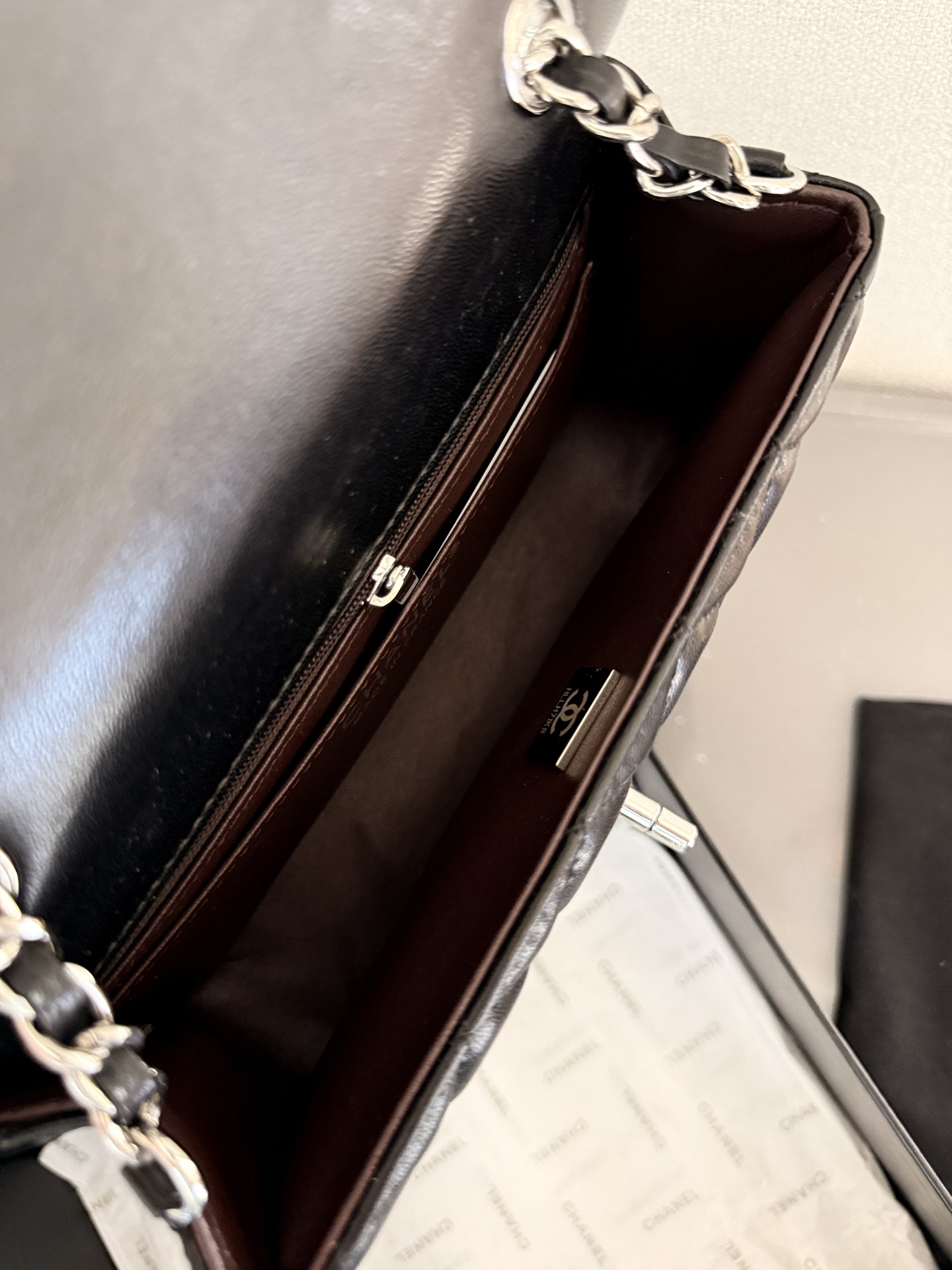 p150 折叠礼盒包装 Chanel 小香大mini cf 香奈儿/Chanel。菱格方胖子 夏季爆款 经典方胖子链条包 优质羊皮纹 手感超级好 原版五金 超级大牌 以华丽高贵的外形成为当下最炙手可热之作💋人手必备，明星热捧，精匠之作。尺寸 20cm