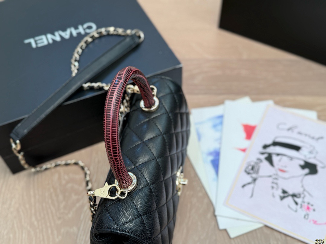 ¥190全套飞机盒包装 香奈儿Chanel 专柜不见踪影Coco Handle 究竟怎么样? 如果你的衣帽间中还没有-款小香包包,但是又不知道入哪款不亏,那今天帮你解决这个难题高颜值,实 用百搭,通勤你都可以同时拥有,Coco Handle 可以说是chanle必入款! 这款憨豆包是CF的经典重现,菱格、双C Logo、皮穿链,都在致敬经典,而手柄却是让人最爱的地方@@极具美感的半圆手柄,穿皮链条可以随时拆卸,这款包型 小号22 14 cm 寸适中,各种身高的女性都适合,大号偏大,个子高的女生驾驭很有气场。可以放日常出行的大部分必需品,里面还有一个隔层,装手机,卡包,粉饼,口红,纸巾和钥匙等是比较容易的