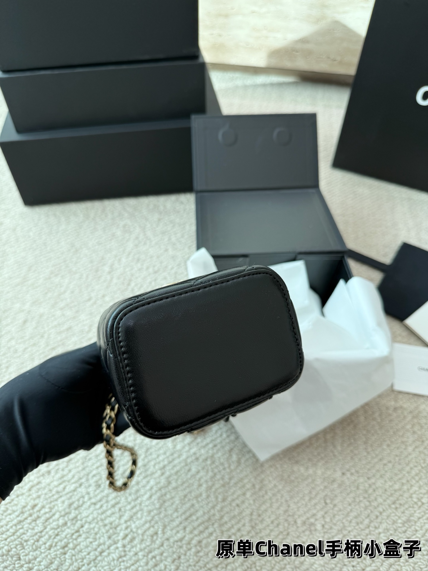 P130 礼盒🎁 size：11&times;8.5cm 可可爱爱的小mini 太可爱啦 香奈儿Chanel 新品口红包/盒子包 手提化妆小盒子 出街打开能补妆 关上能拗造型
