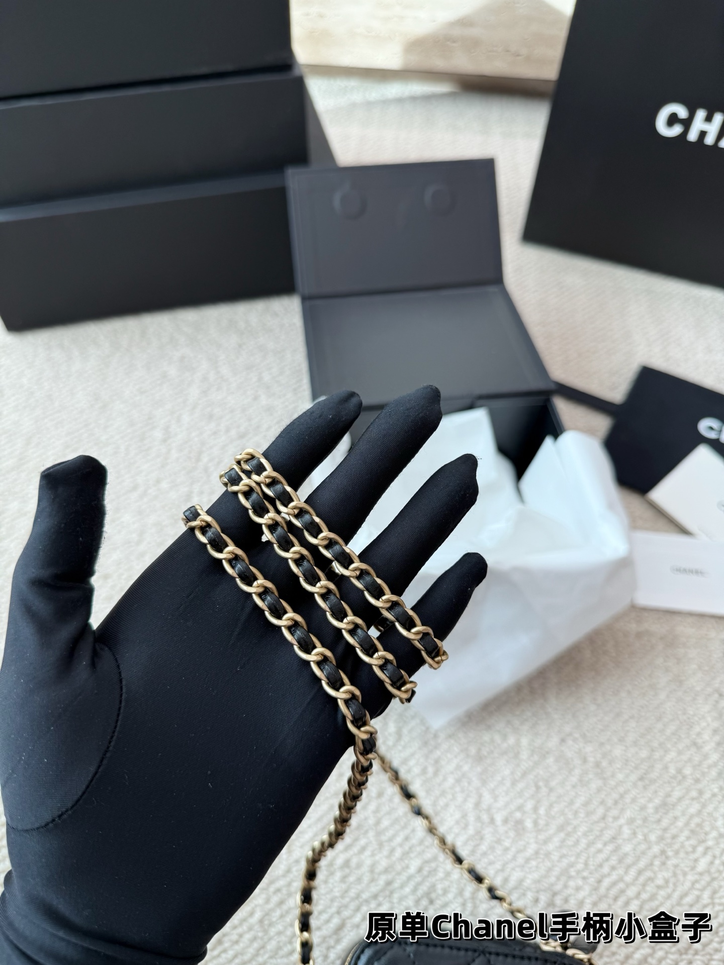 P130 礼盒🎁 size：11&times;8.5cm 可可爱爱的小mini 太可爱啦 香奈儿Chanel 新品口红包/盒子包 手提化妆小盒子 出街打开能补妆 关上能拗造型