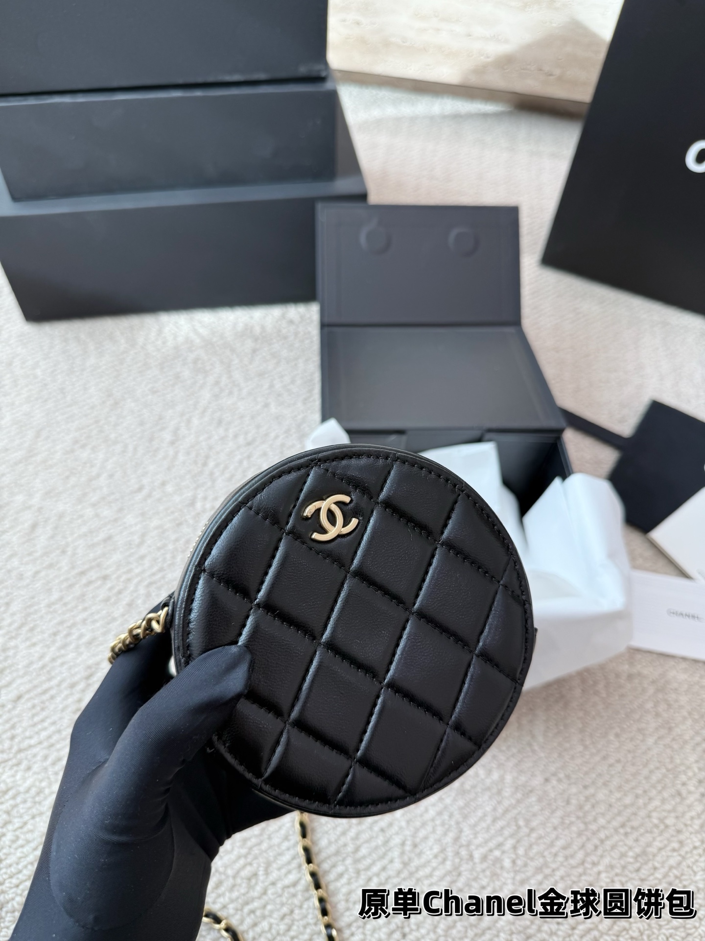 P145 礼盒🎁 香奈儿 Chanel 金球小圆饼包 今天给大家介绍的是小香家的新款金 球圆饼包包，因为起仙女版的造型，结合了香奈儿 家所有的经典元素，又多了一份精致可爱，所以也 导致了很多香粉被深深种草，不能自拔，来看看这款如此火爆包包的逆天颜值吧！ 尺寸12.12