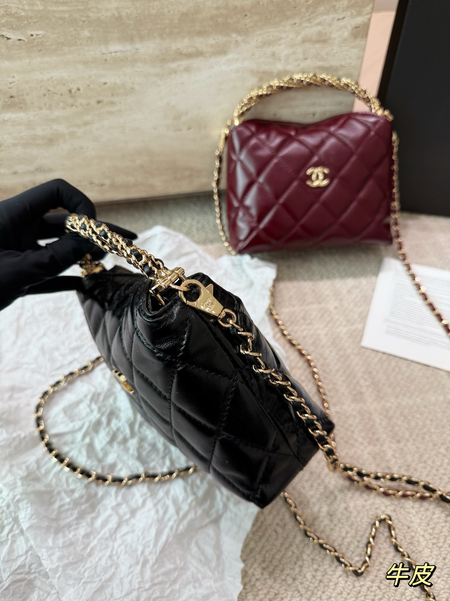 复刻版 P215 chanel 香奈儿 24𝘽 饭盒包 新品真的有驚喜24A最強黑馬马 way手柄飯盒包，可放大手機!實物愛🤩不釋手，全包荔枝皮加金屬耐用之餘有巨大大容量😎!鏈條還可拆卸哦!明明很完美 。容量也超赞，手柄的复古香奈儿刻更是爱了，真的不需要盯着那些爆款，这一季超喜欢💕 尺寸: 18-6-13cm