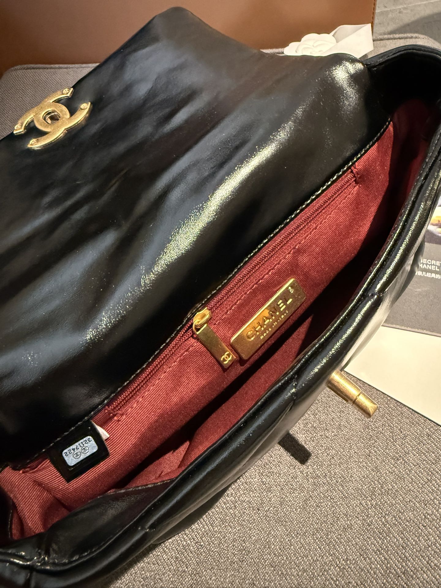 油蜡牛皮p160 折叠礼盒包装 原单专柜品质 Chanel 19 最近好多明星都在背Chanel 19 这款包是由老佛爷Karl Lagerfeld和Chanel现任创意总监Virginie Viard共同创作完成的！所以整体造型延续了经典的元素，又多了些特别的小设计。周迅、刘雯、欧阳娜娜、宋茜、娜扎最近都背了这款19。这款全新推出的#香奈儿19手袋#大家爱吗f？尺寸26cm