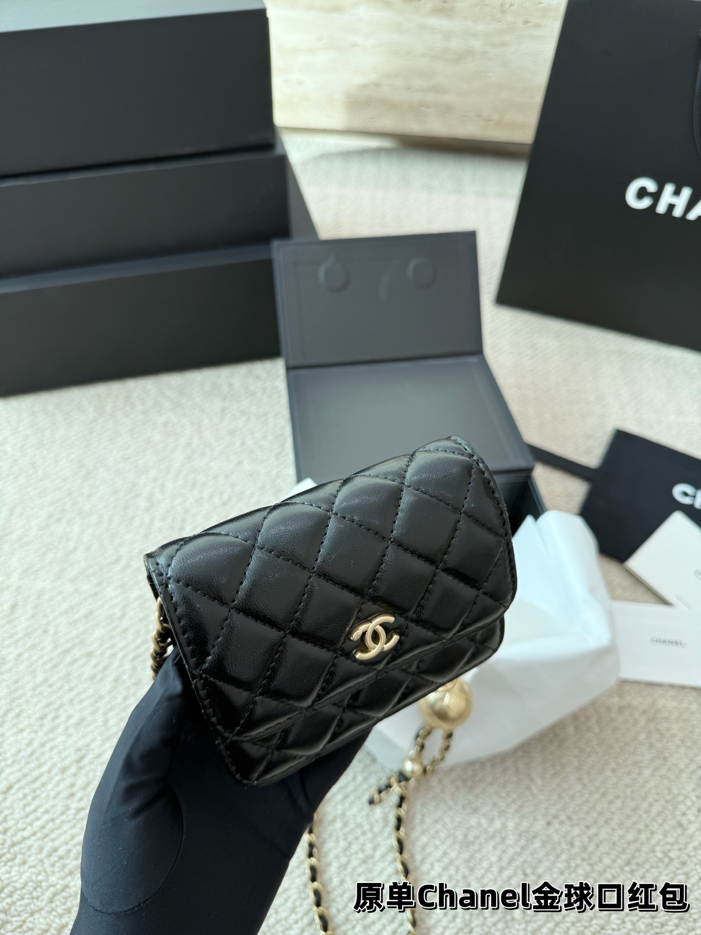 P120 礼盒🎁 香奈儿Chanel 金球口红包 当腰包𝐡𝐢𝐧时髦✔️又可当小挎包！ 高级的黑金配色很有𝐕𝐢𝐧𝐭𝐚𝐠𝐞的味道〰️ 即使穿的很简洁 配上它也瞬间𝐂𝐇𝐢𝐜 爱了 爱了~ 尺寸10.12