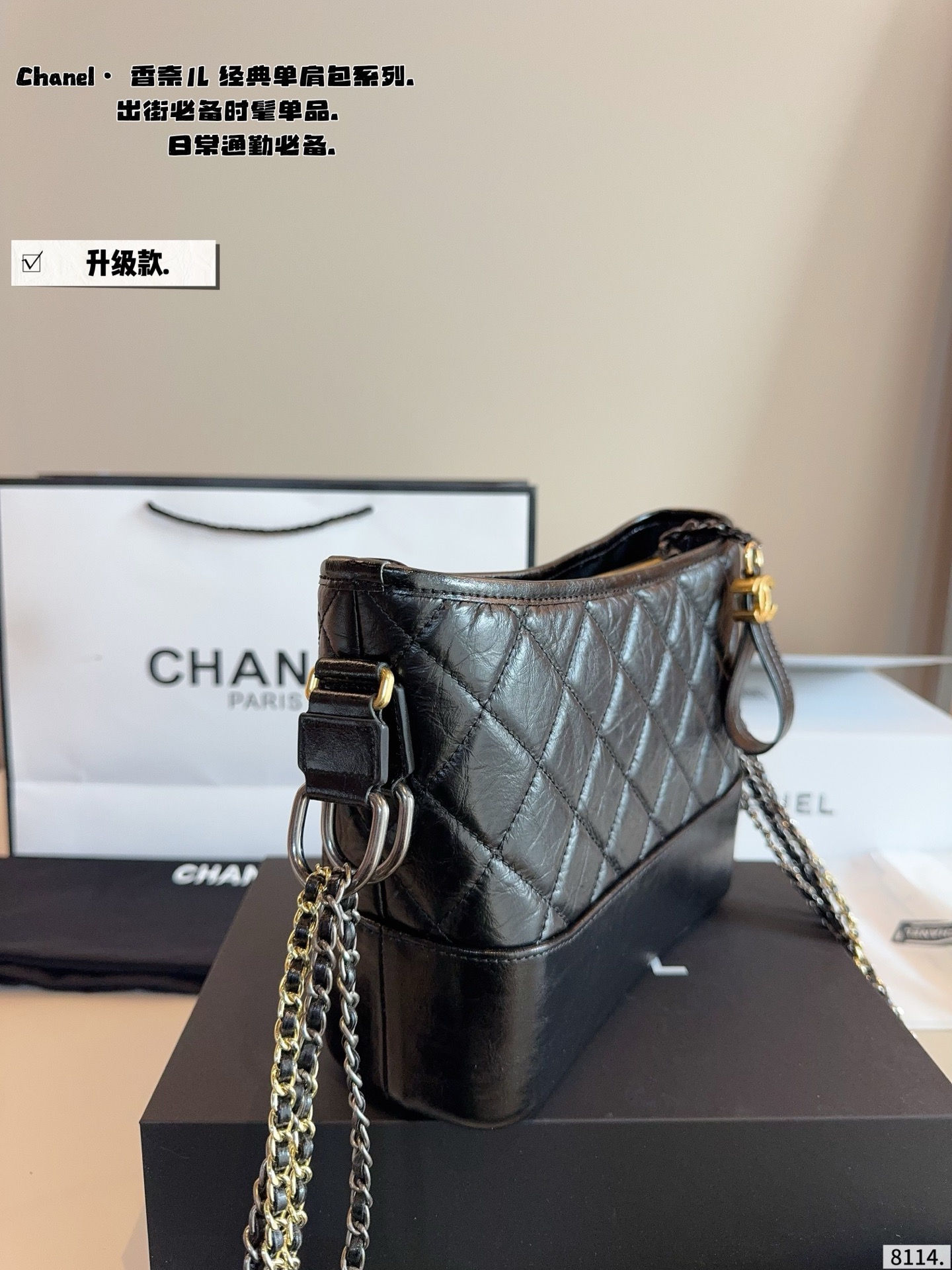 p200配礼盒🎁. Chanel香奈儿流浪包~流浪包推出以来一路门到现在,真的难买!实物比我拍的照片更好看啊!! ! 哭了,配色不但上镜,还耐看可,不然分分钟爱到怀疑人生,西装可以分两根肩带斜背,穿衬衫搭裙子的时候单肩背,穿什么都百搭怎么背都好看 尺寸:24*6*18cm