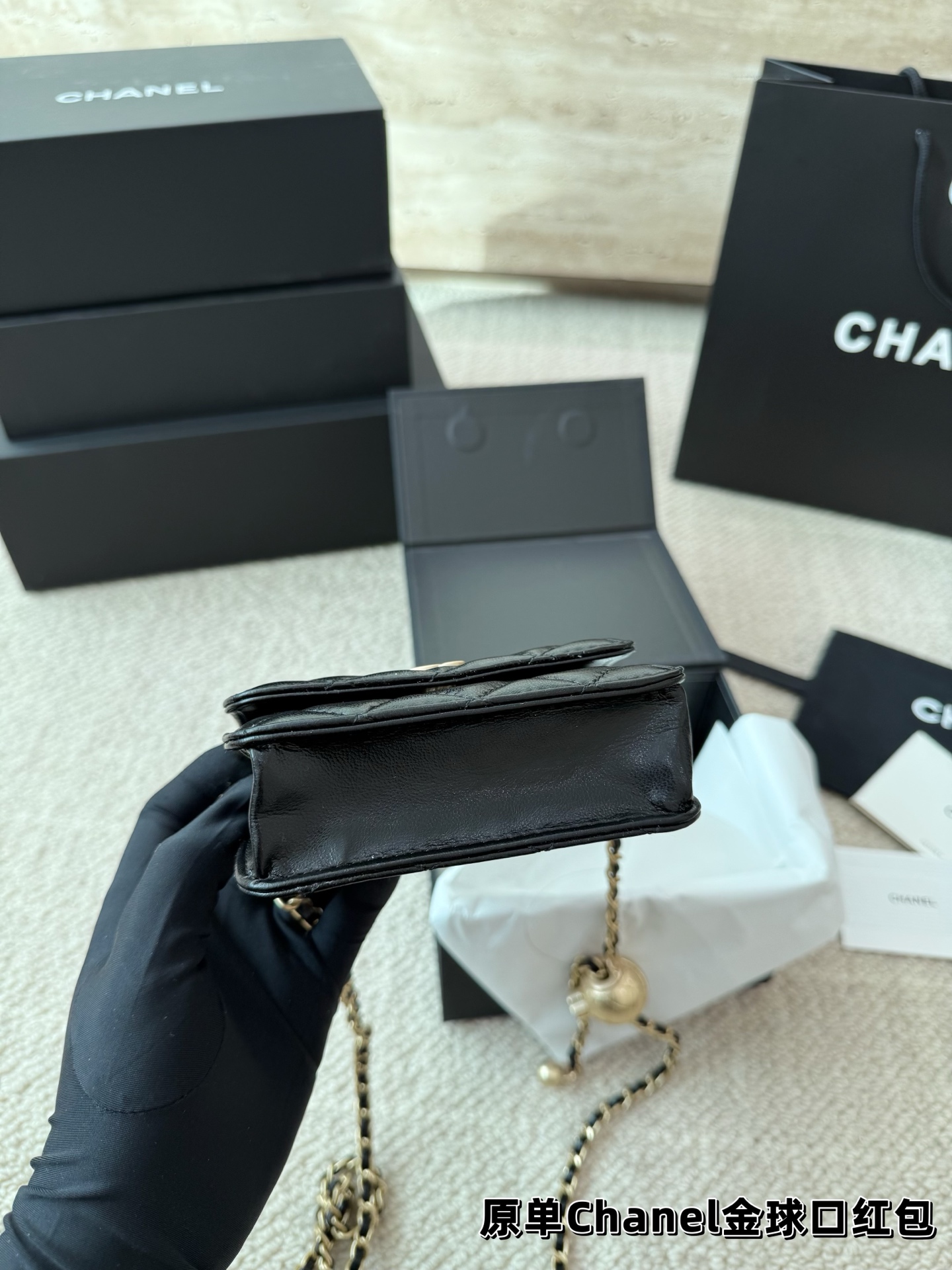 P120 礼盒🎁 香奈儿Chanel 金球口红包 当腰包𝐡𝐢𝐧时髦✔️又可当小挎包！ 高级的黑金配色很有𝐕𝐢𝐧𝐭𝐚𝐠𝐞的味道〰️ 即使穿的很简洁 配上它也瞬间𝐂𝐇𝐢𝐜 爱了 爱了~ 尺寸10.12