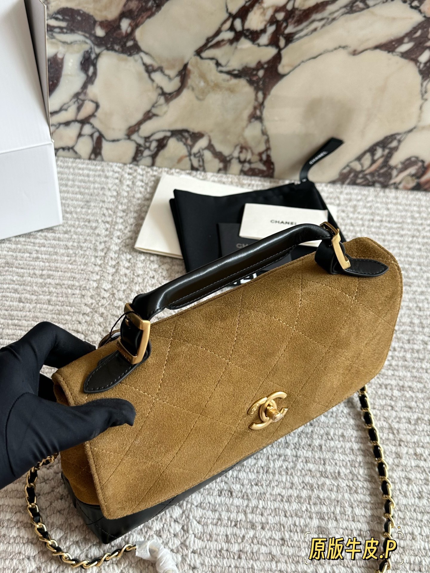p265 原版皮 今期Chanel終於出爆款了... 剛」上新的CHANEL手工房系列中最熱度最高的應是包包了;特別是掠皮小牛皮的大包包了! 說真的今期的包包款是特別多,拼皮的話灰色是特別吸晴,CHANEL很少推出這種款色,如果是對掠皮很有興趣的小紅薯,是可以沖的!但我是長期使用主義者,這只不是我杯茶! 另外,今年推出了這個CF MINI小掛包(是屬於小皮具);埏 有趣的,手工亦很精美,有DOUBLE FLAP, HAHA;28*17
