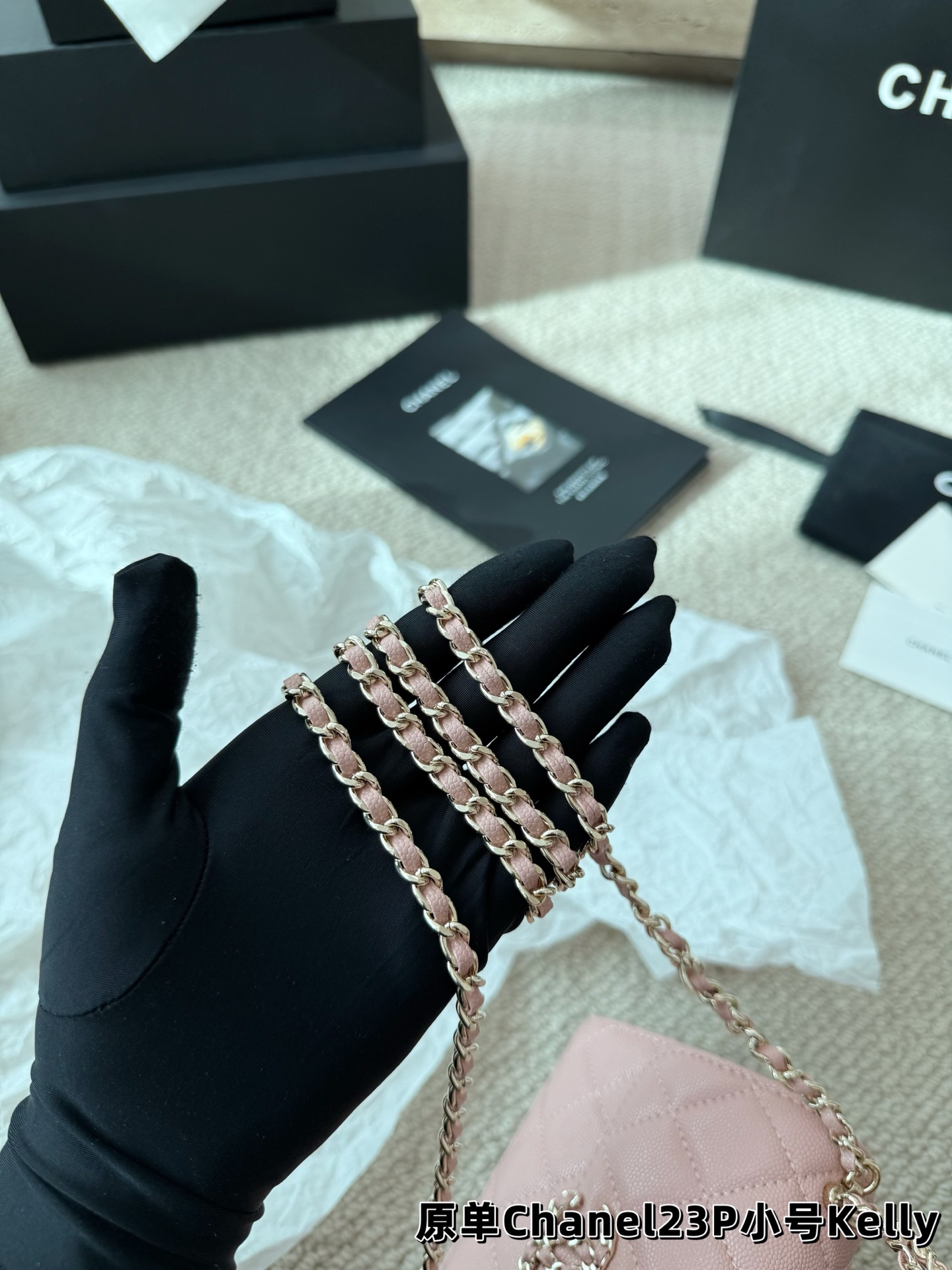 P155 鱼子酱 香奈儿chanel kelly 手柄链条包 手柄精致，皮质是耐用的荔枝牛皮 白色很美很美 黑色很经典很经典 手柄可拎、单肩可背、斜挎可背 礼盒包装🎁 尺寸13.14