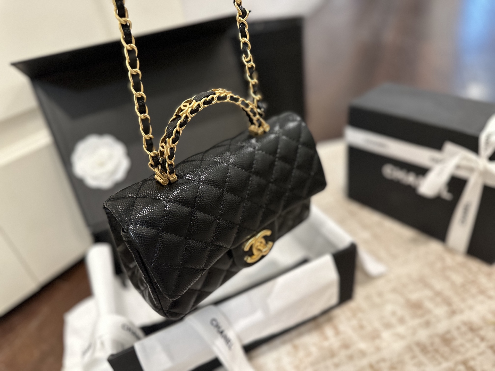 p140 折叠礼盒包装 Chanel 香奈儿大mini手柄太难了!!!香奈儿Chanel 25手柄 cf mini最近热度很高 cm super难买尺寸觉得cfmini太普通的一定要看看这个款手柄太闪了blingbling的公主包 尺寸 20cm